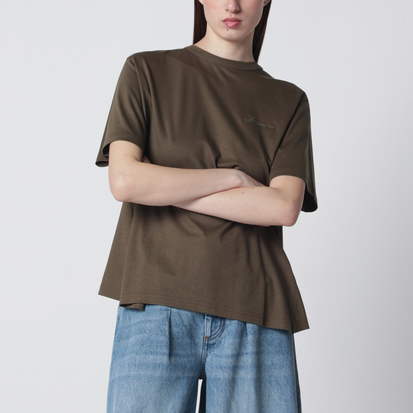 T-shirt color kaki con plissé sul retro