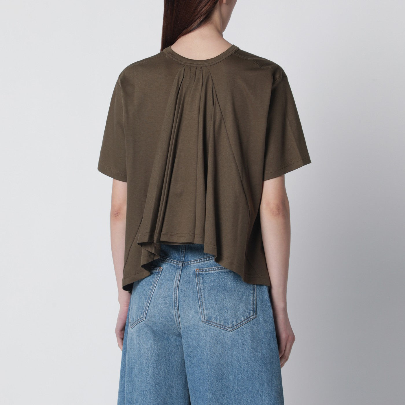 T-shirt color kaki con plissé sul retro