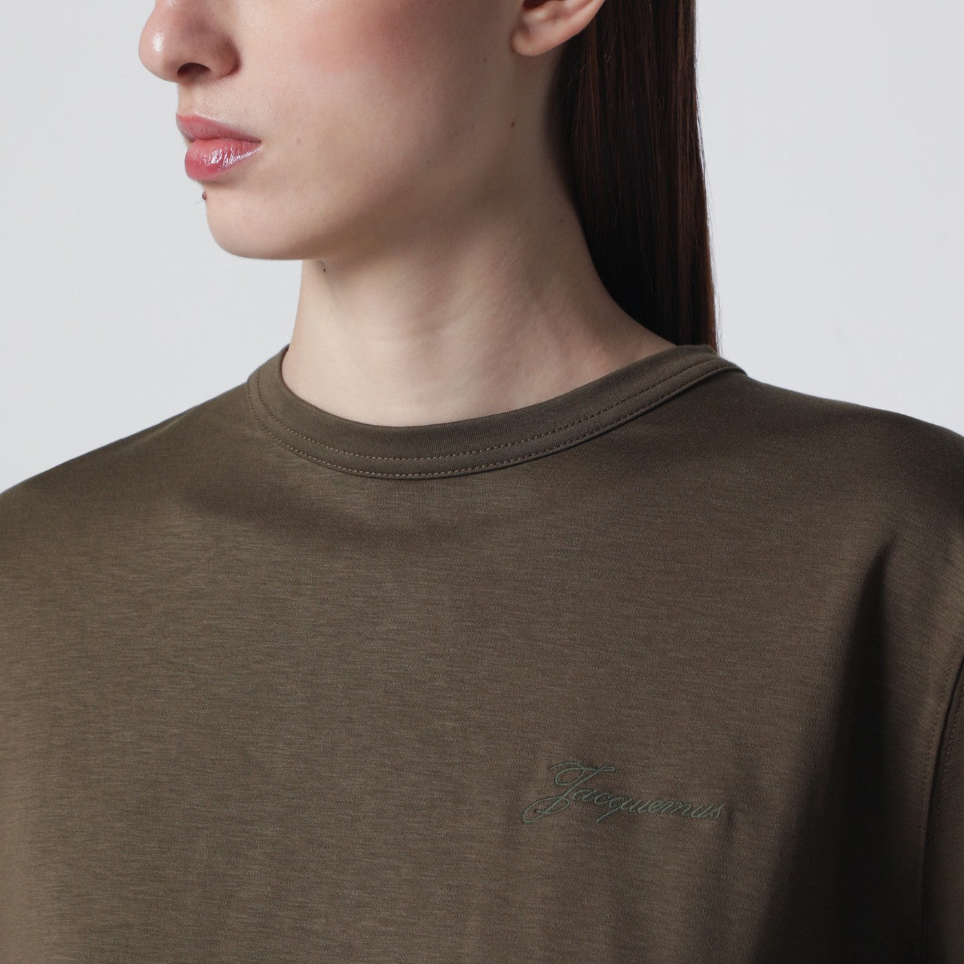 T-shirt color kaki con plissé sul retro