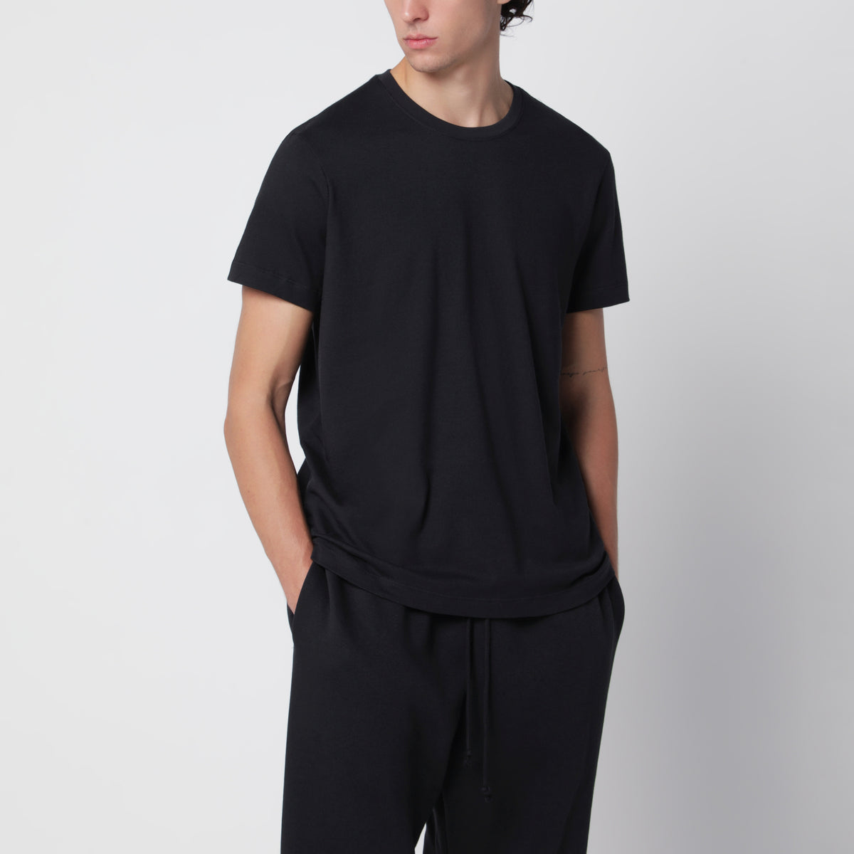 Black short-sleeved T-shirt in cotton