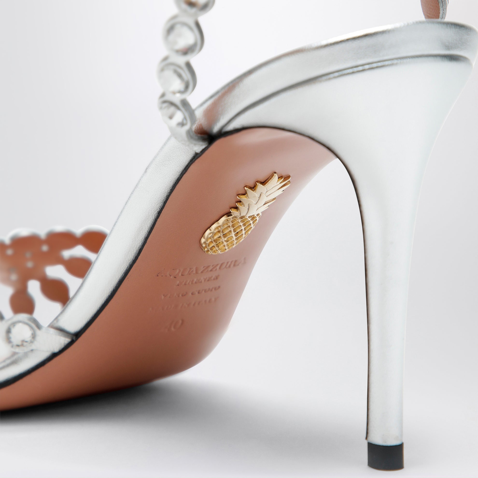 Tequila Sandalen in Silber aus Metallic-Leder mit Kristallen