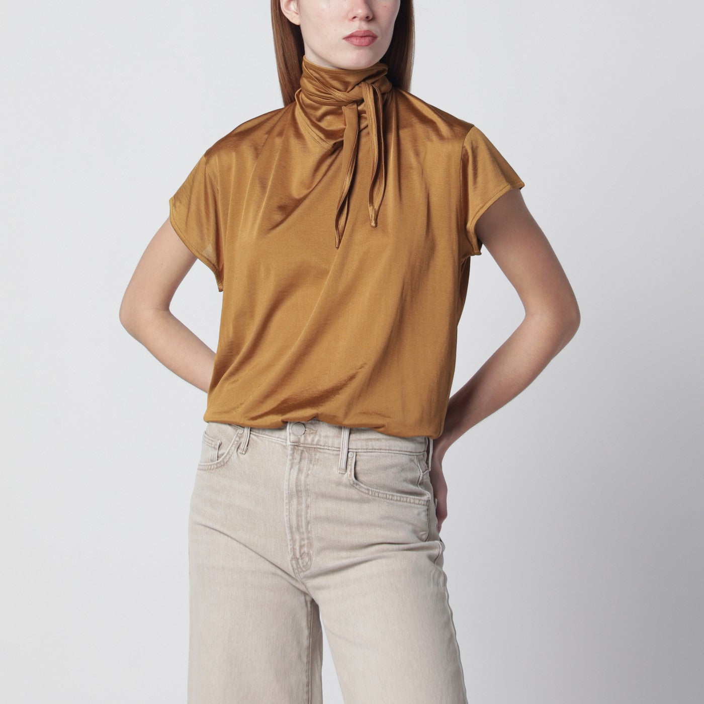 T-shirt con foulard marrone cannella