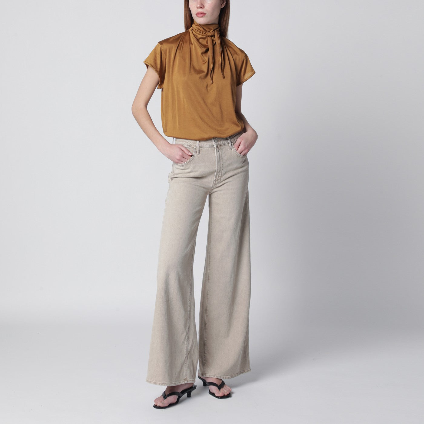 T-shirt con foulard marrone cannella