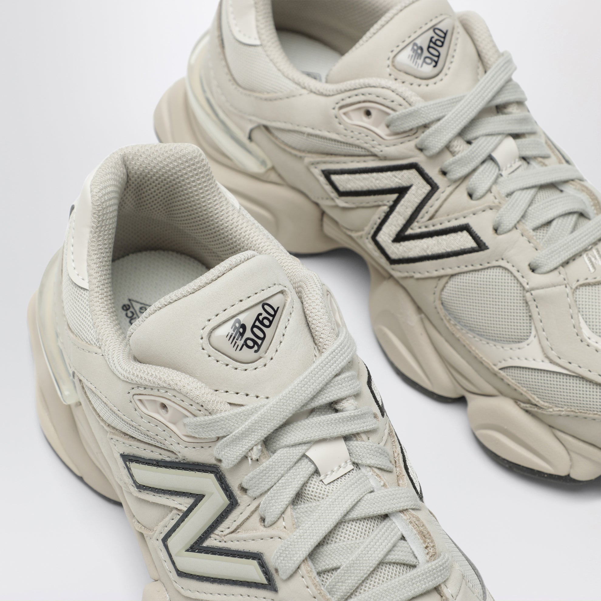 9060 Shipyard/Linen Sneakers in mesh and suede