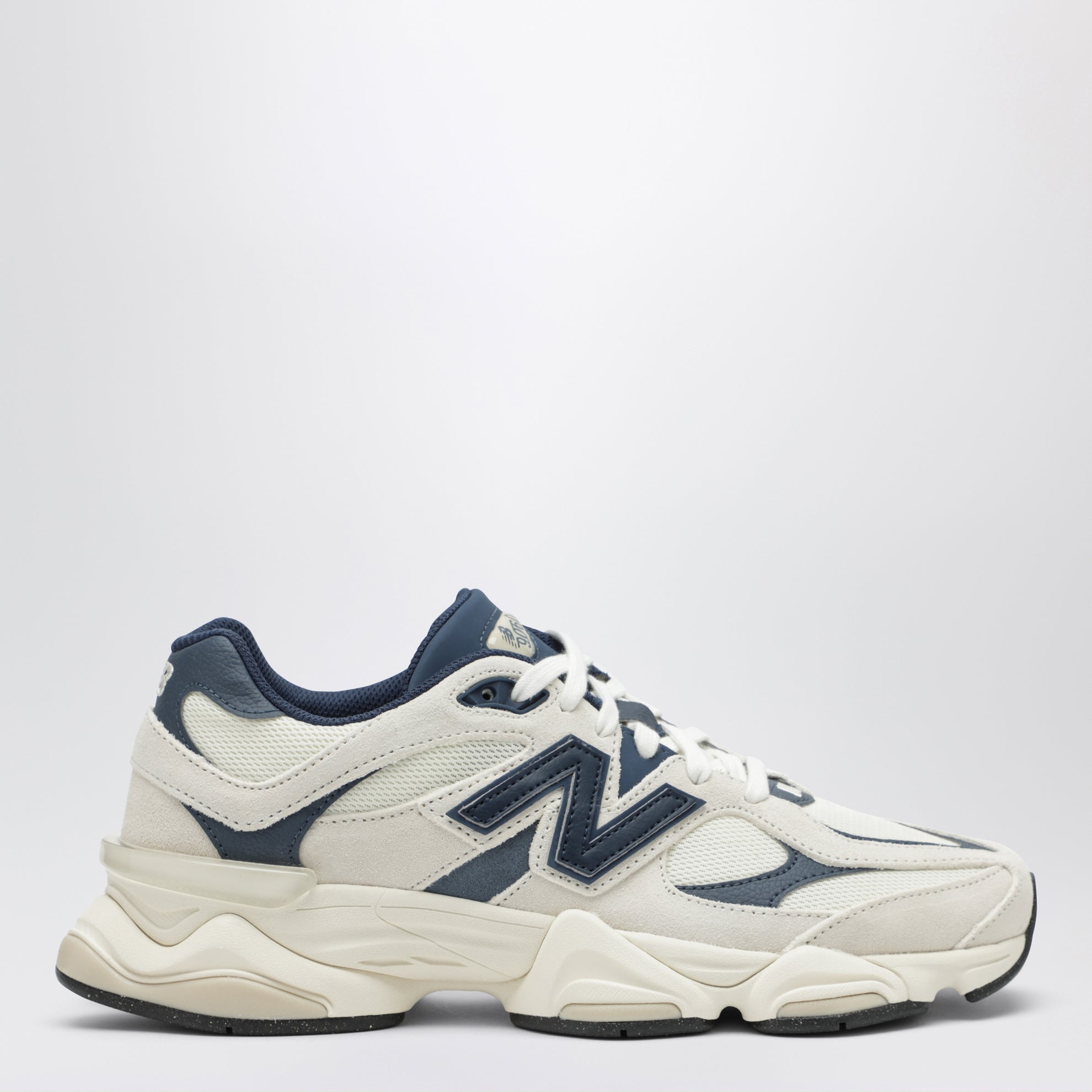 Baskets 9060 bleu marine en mesh et daim