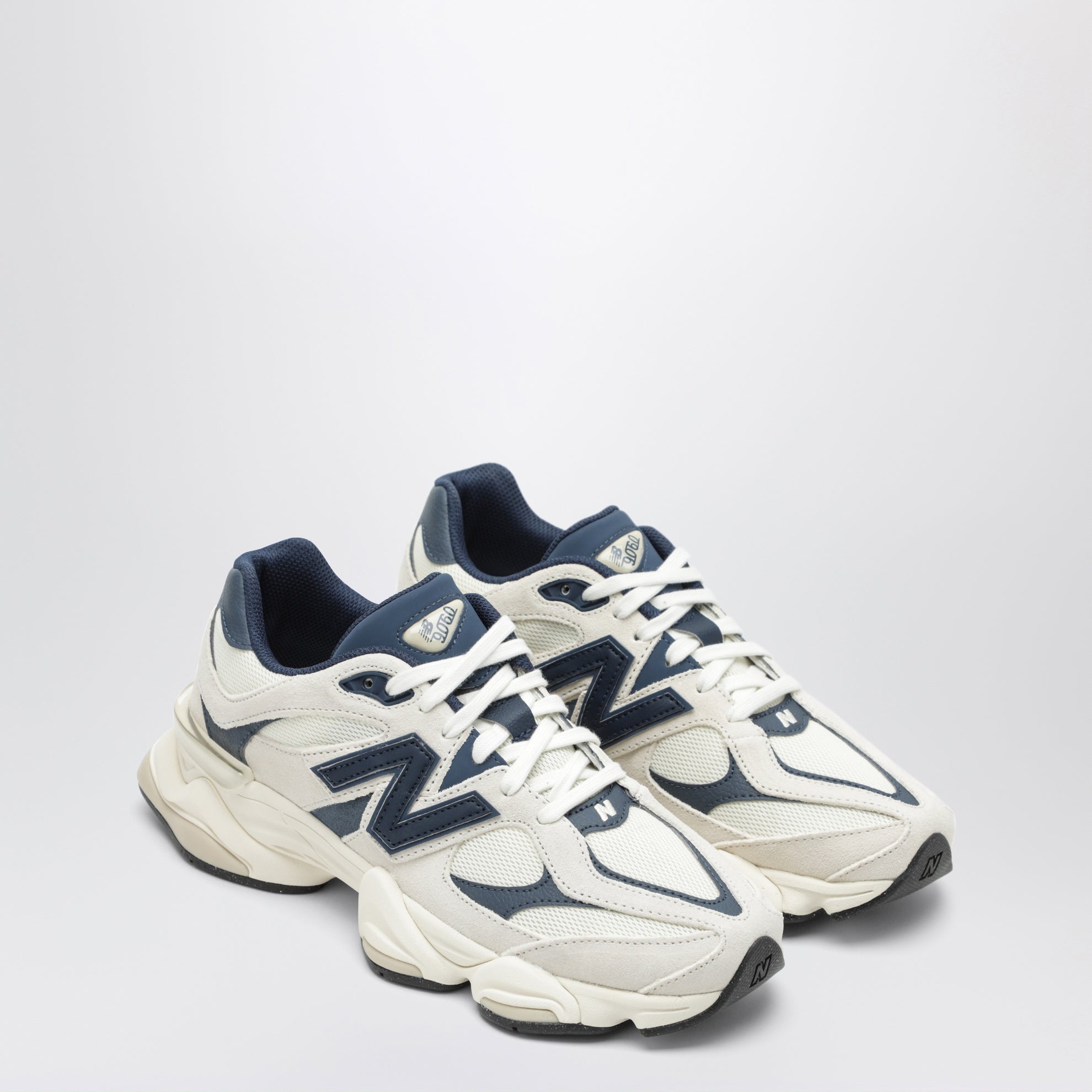 Baskets 9060 bleu marine en mesh et daim