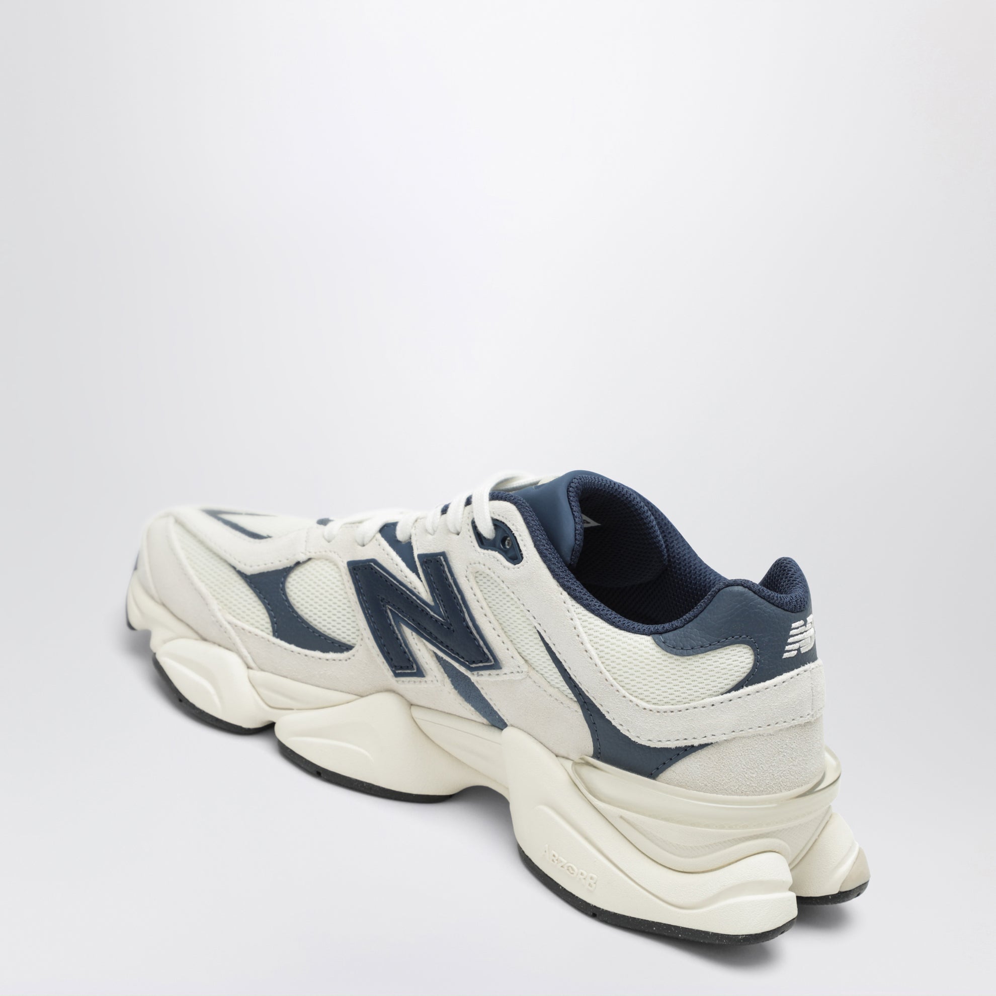 Baskets 9060 bleu marine en mesh et daim