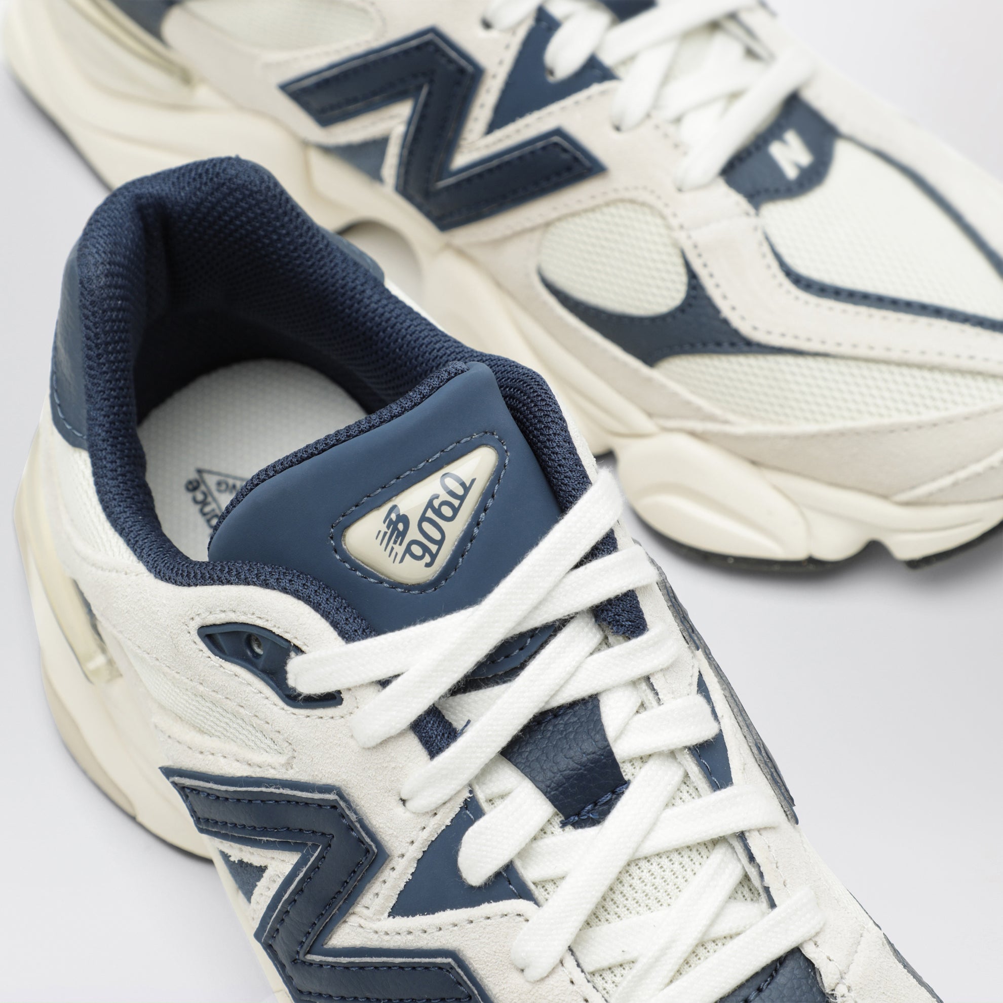 Baskets 9060 bleu marine en mesh et daim