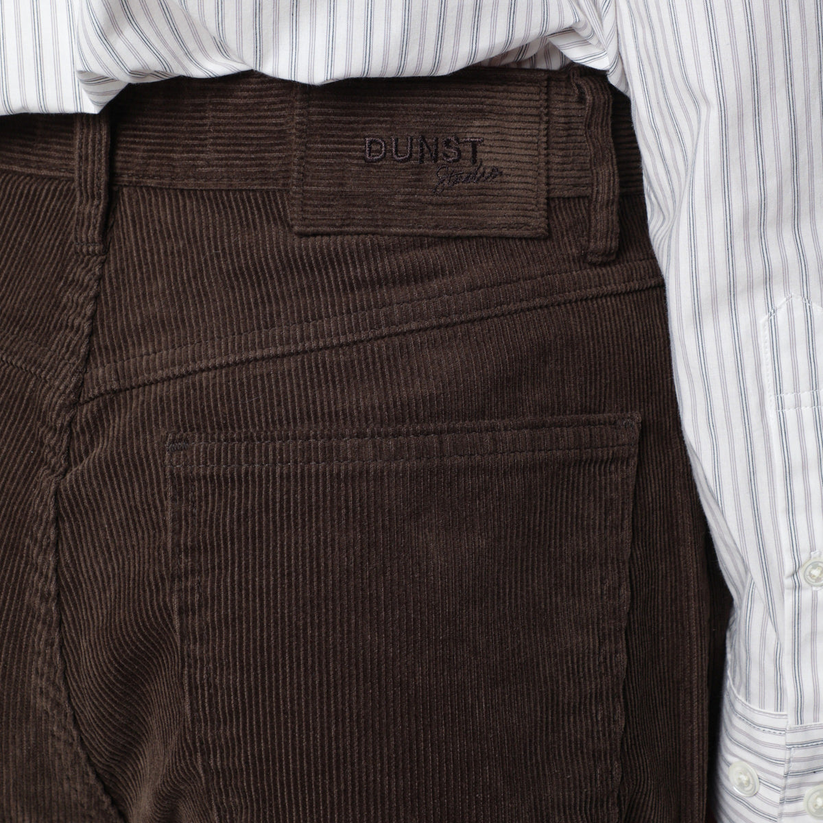 Jean en velours côtelé marron à jambes larges