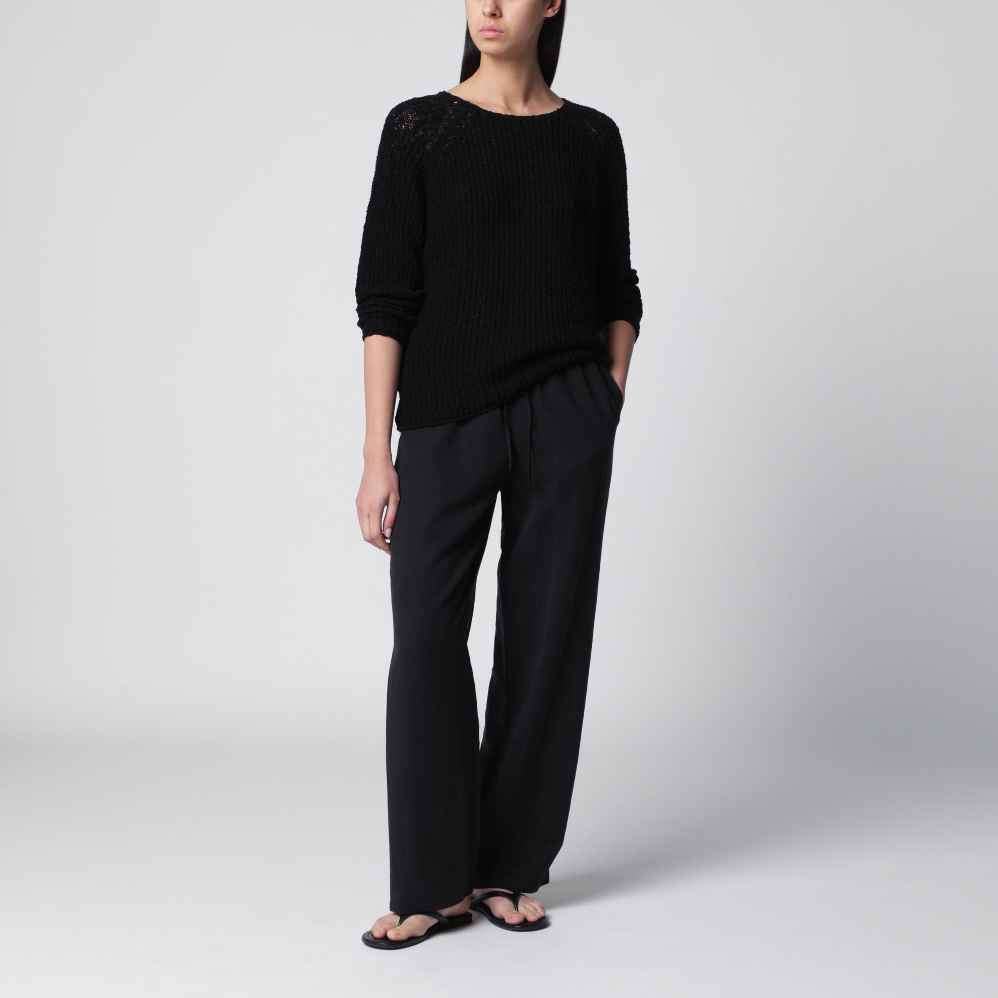 Maglia nera in misto cotone a trama larga