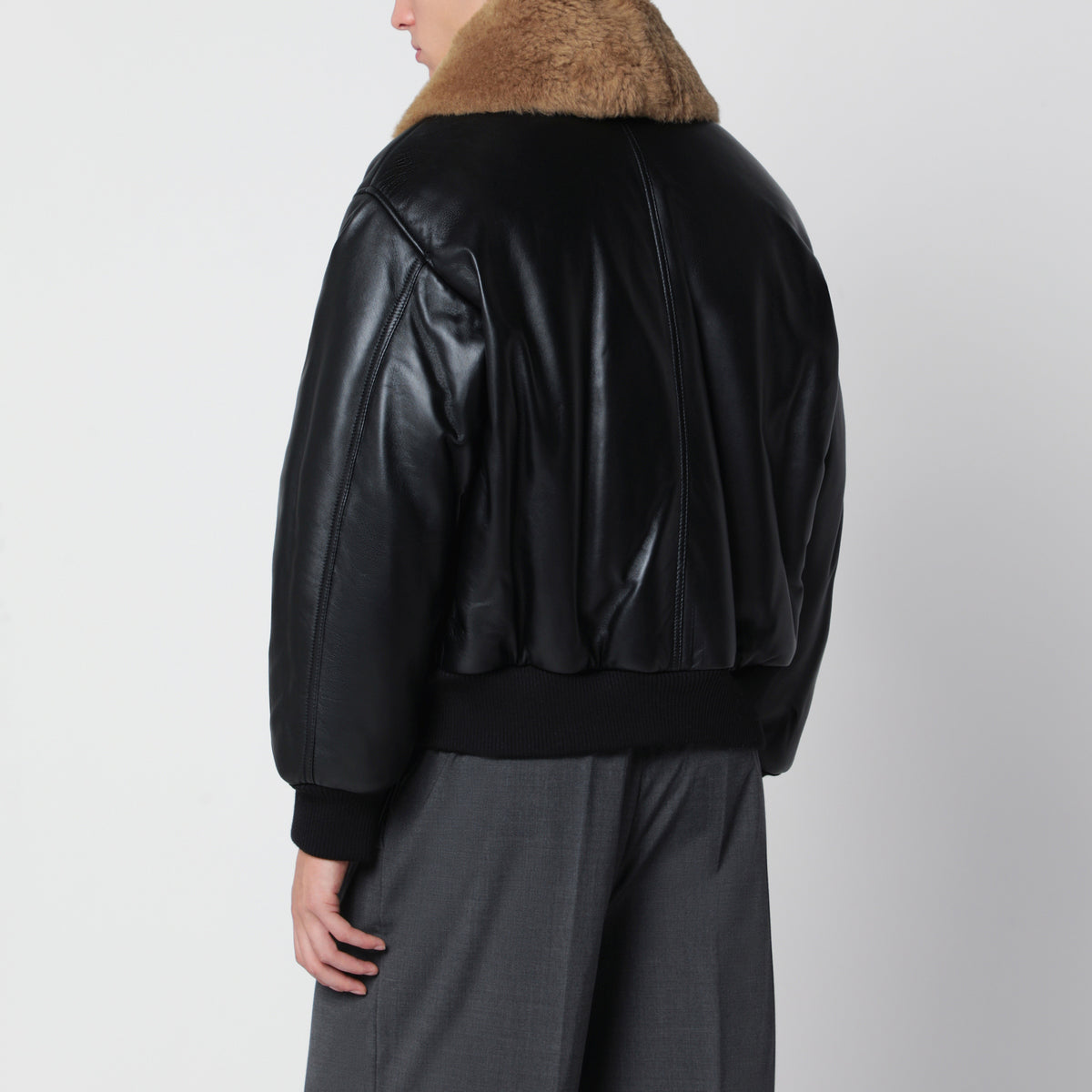Wattierte schwarze Jacke aus Lammleder
