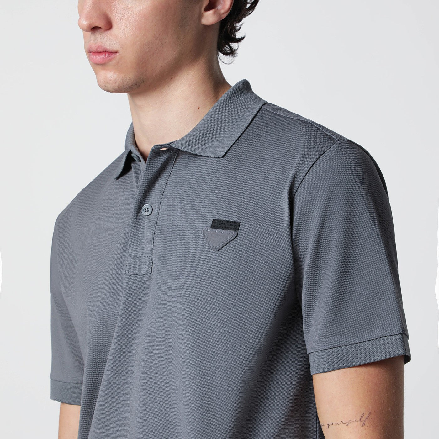 Stahlgraues Poloshirt aus Baumwollpiqué