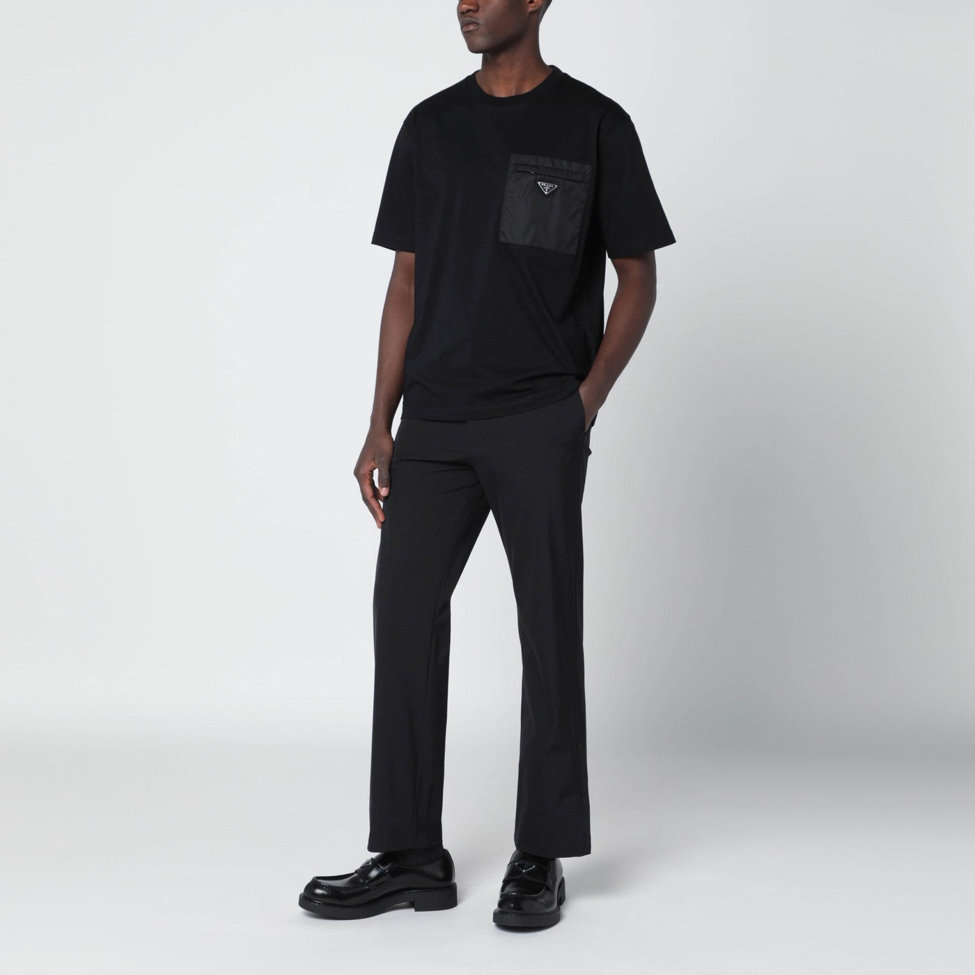 T-shirt nera in cotone e Re-Nylon