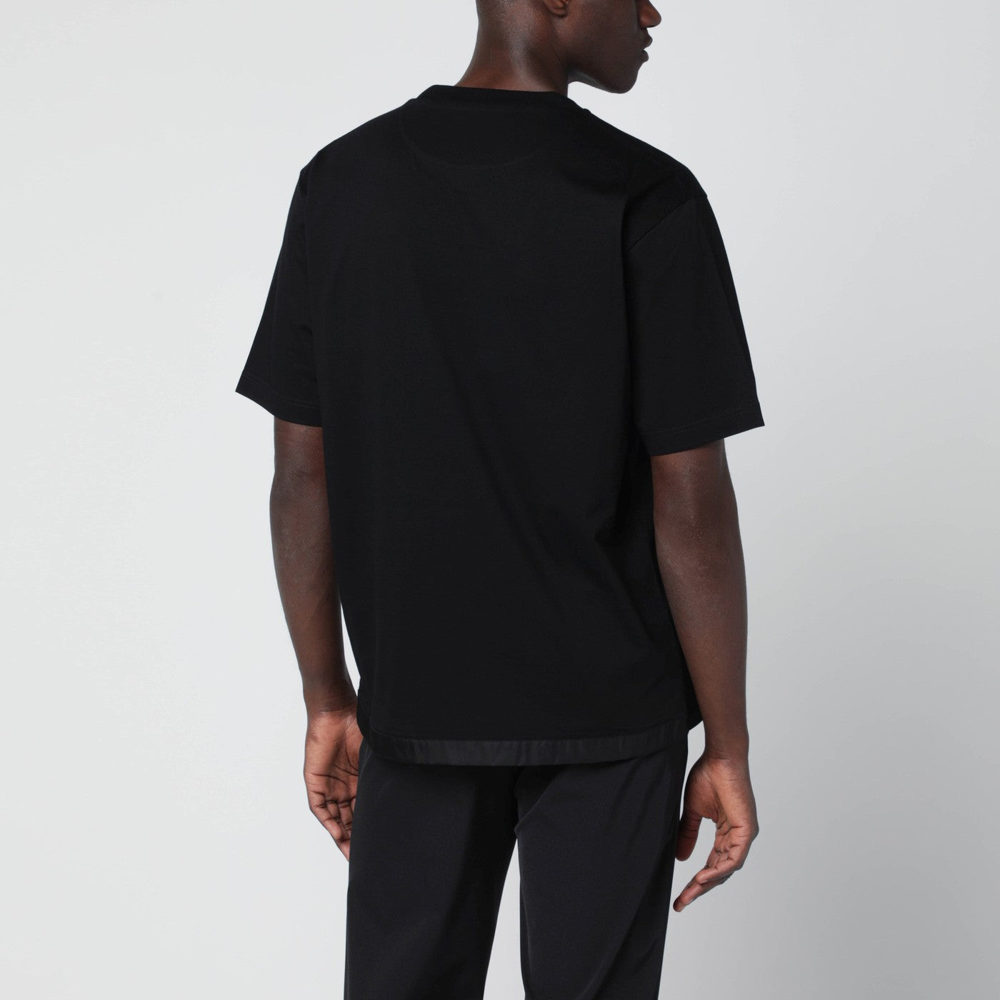 T-shirt nera in cotone e Re-Nylon