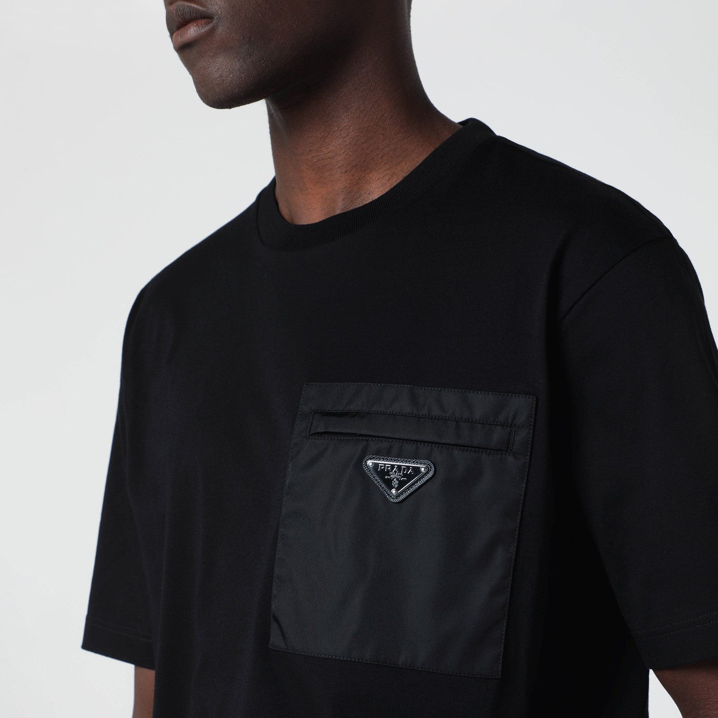 T-shirt nera in cotone e Re-Nylon