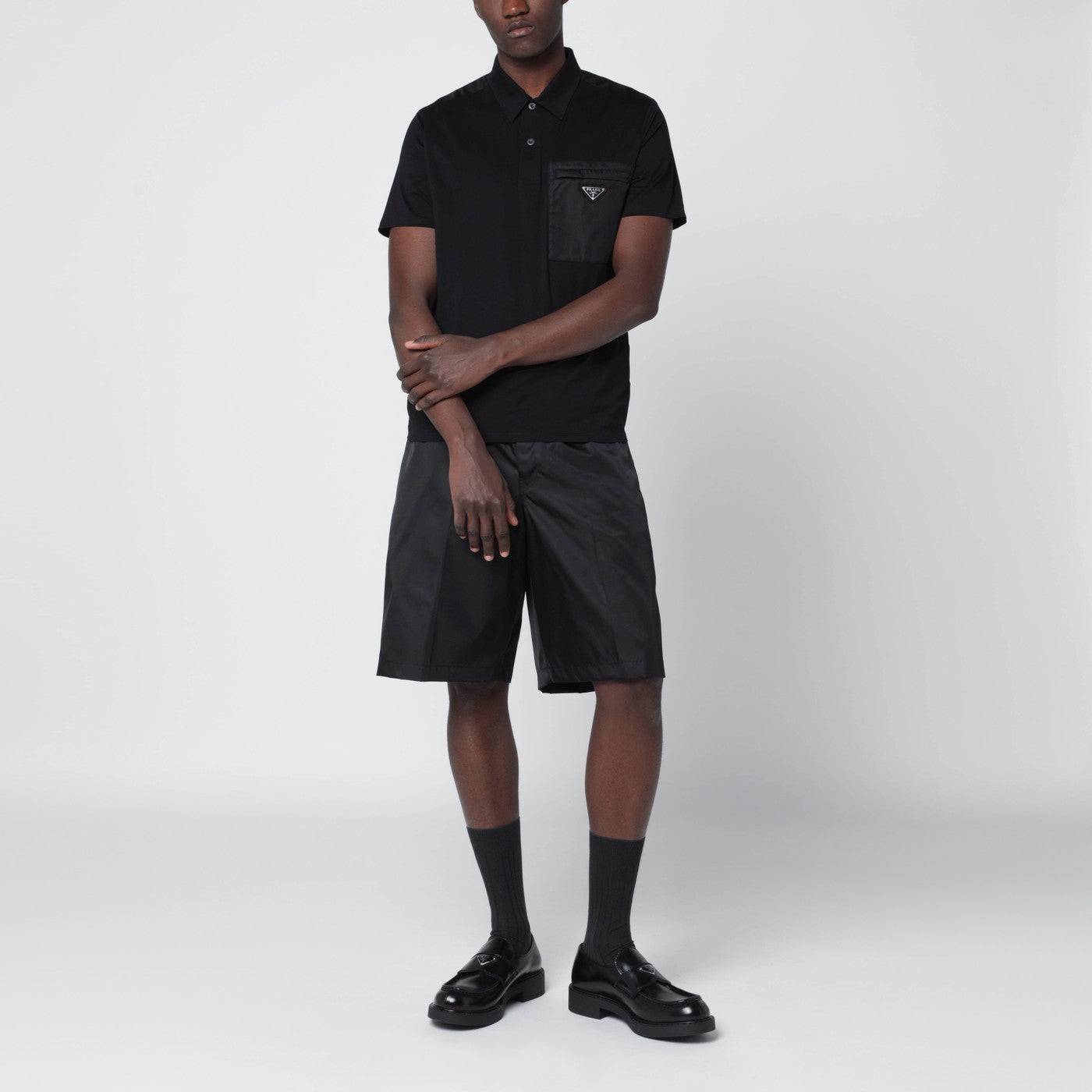 Polo nera in cotone stretch e Re-Nylon