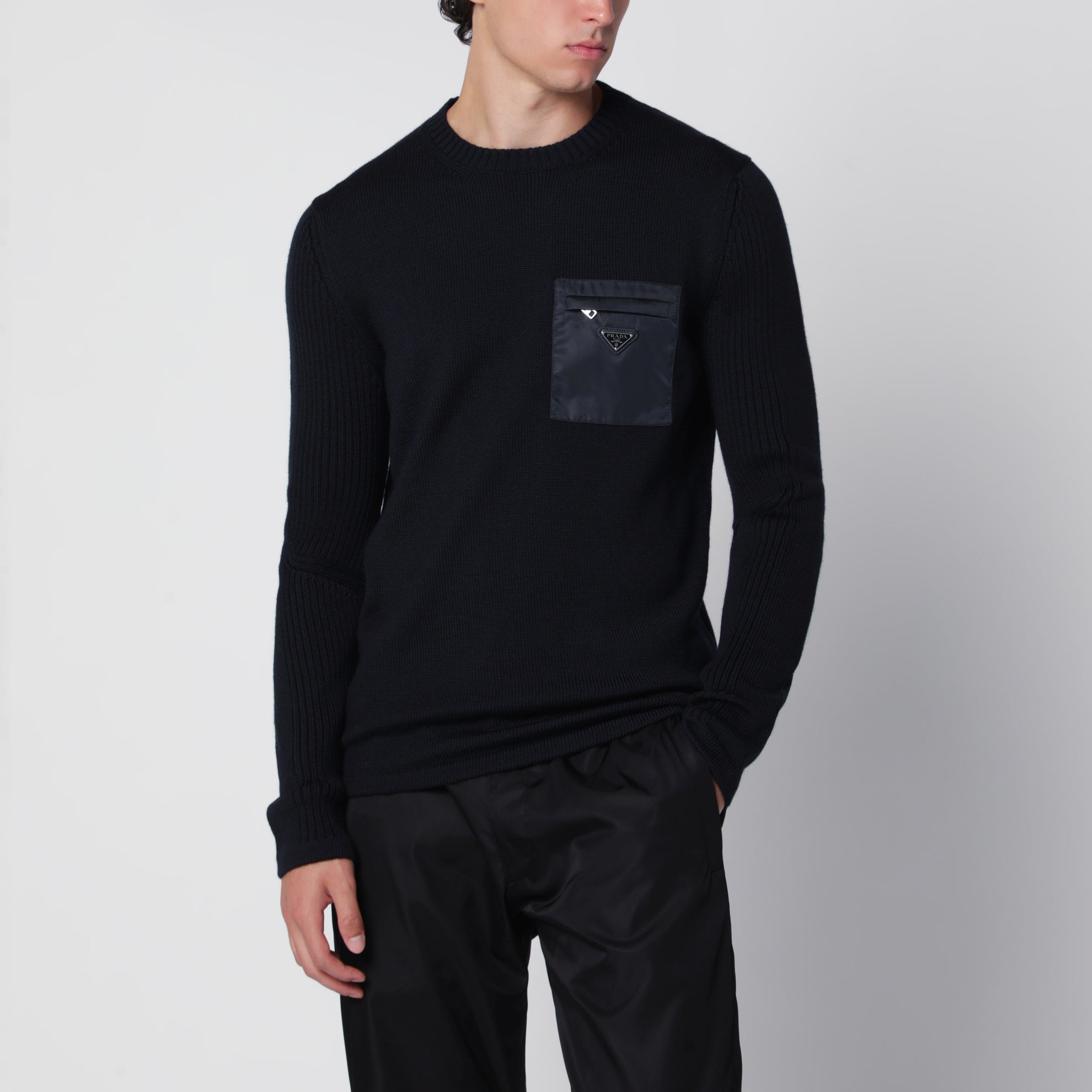 Blauer Wollpullover mit Re-Nylon-Tasche