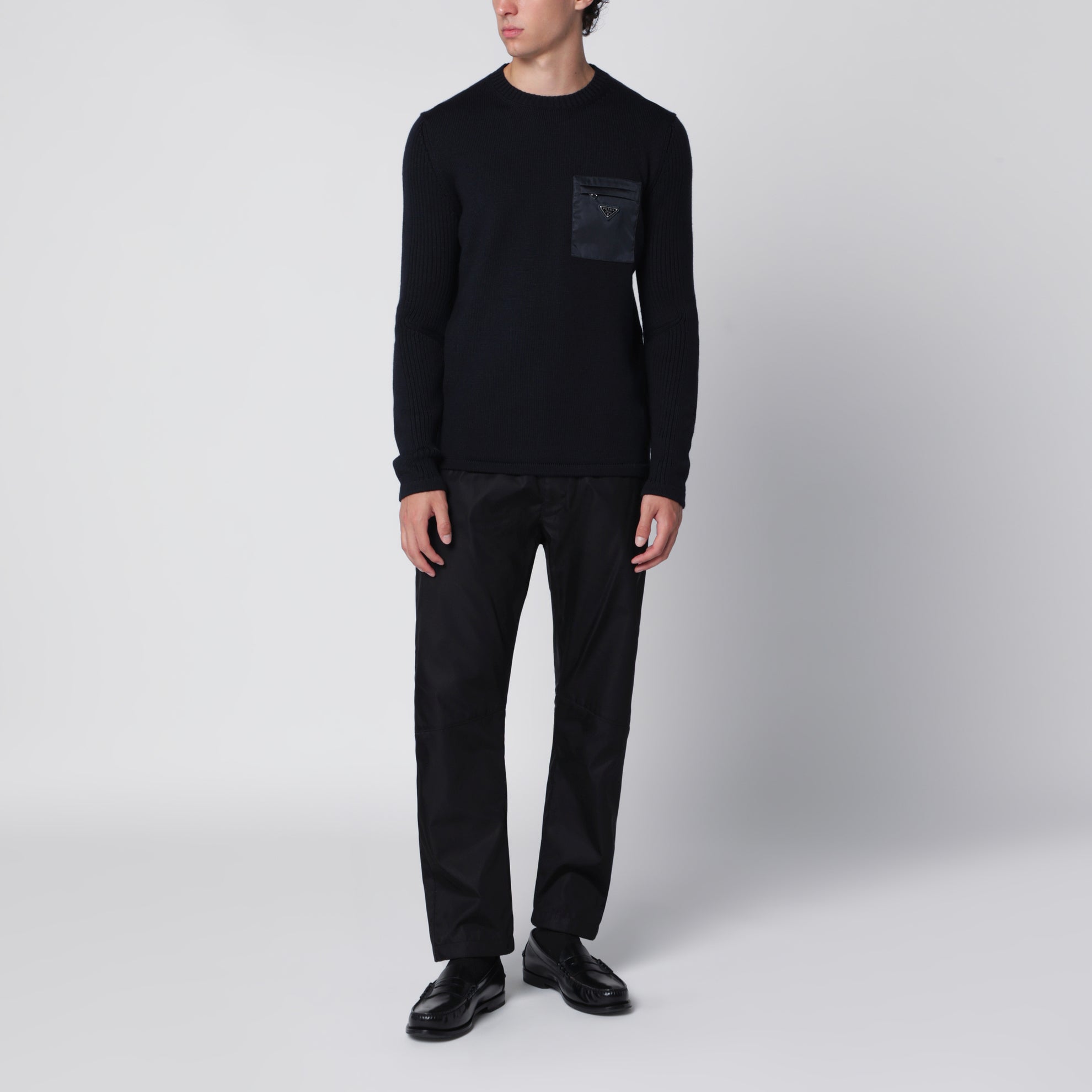 Blauer Wollpullover mit Re-Nylon-Tasche