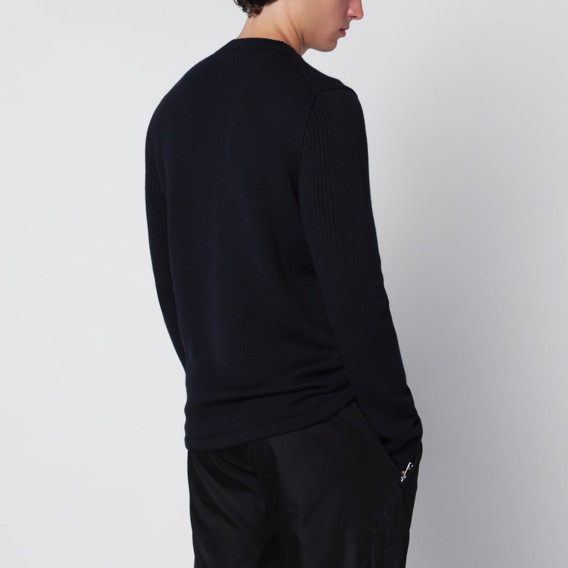 Blauer Wollpullover mit Re-Nylon-Tasche