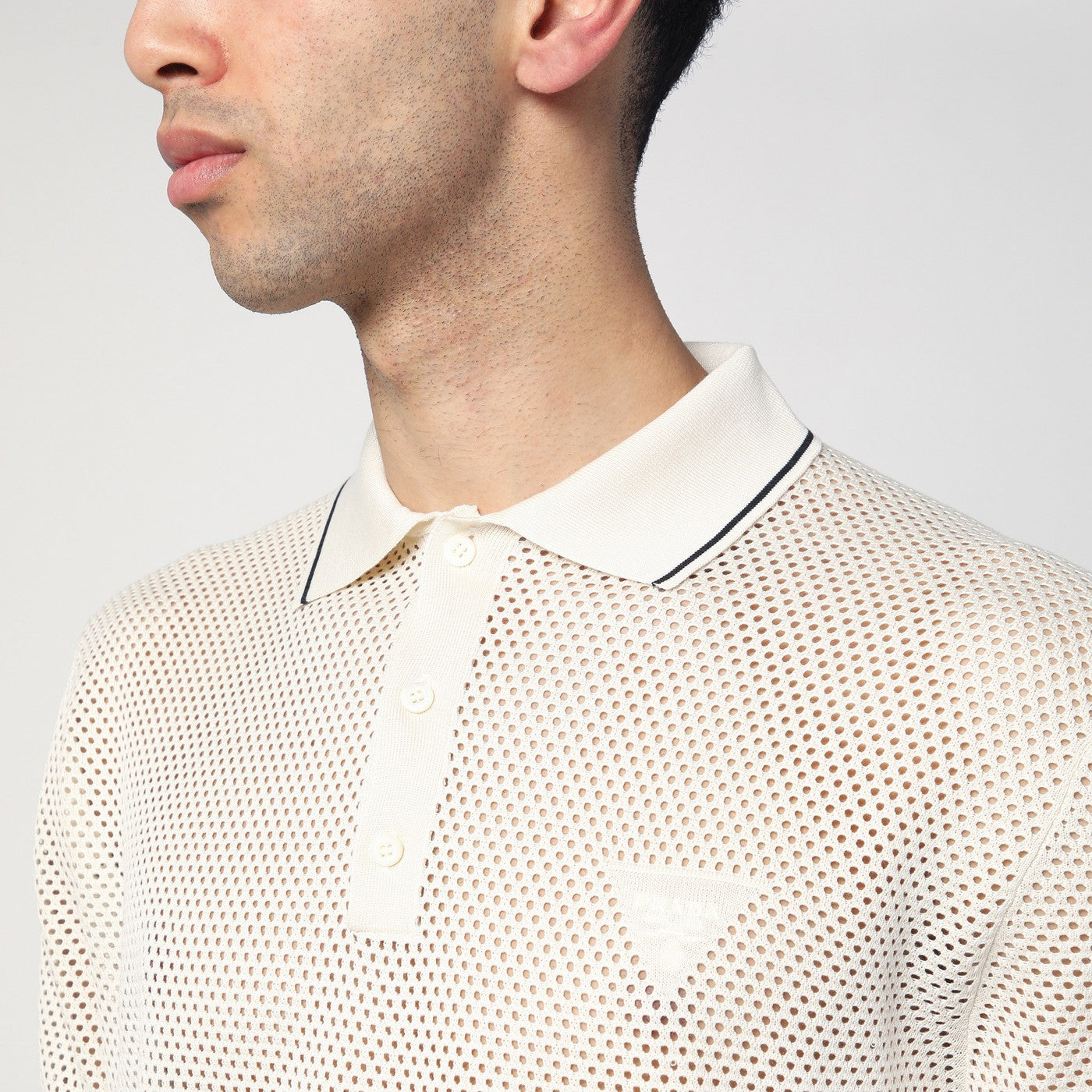 Polo traforata color talco in cotone e seta