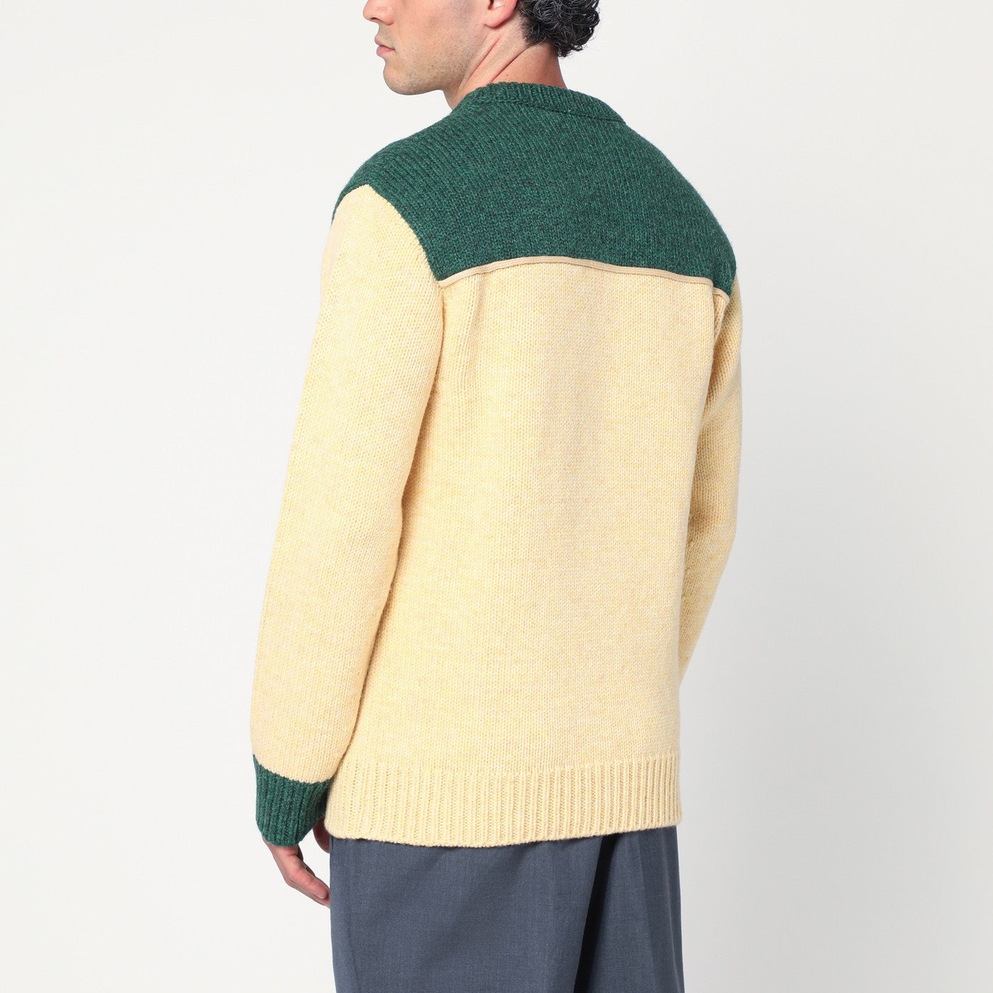 Creme- und smaragdgrüner Wollpullover