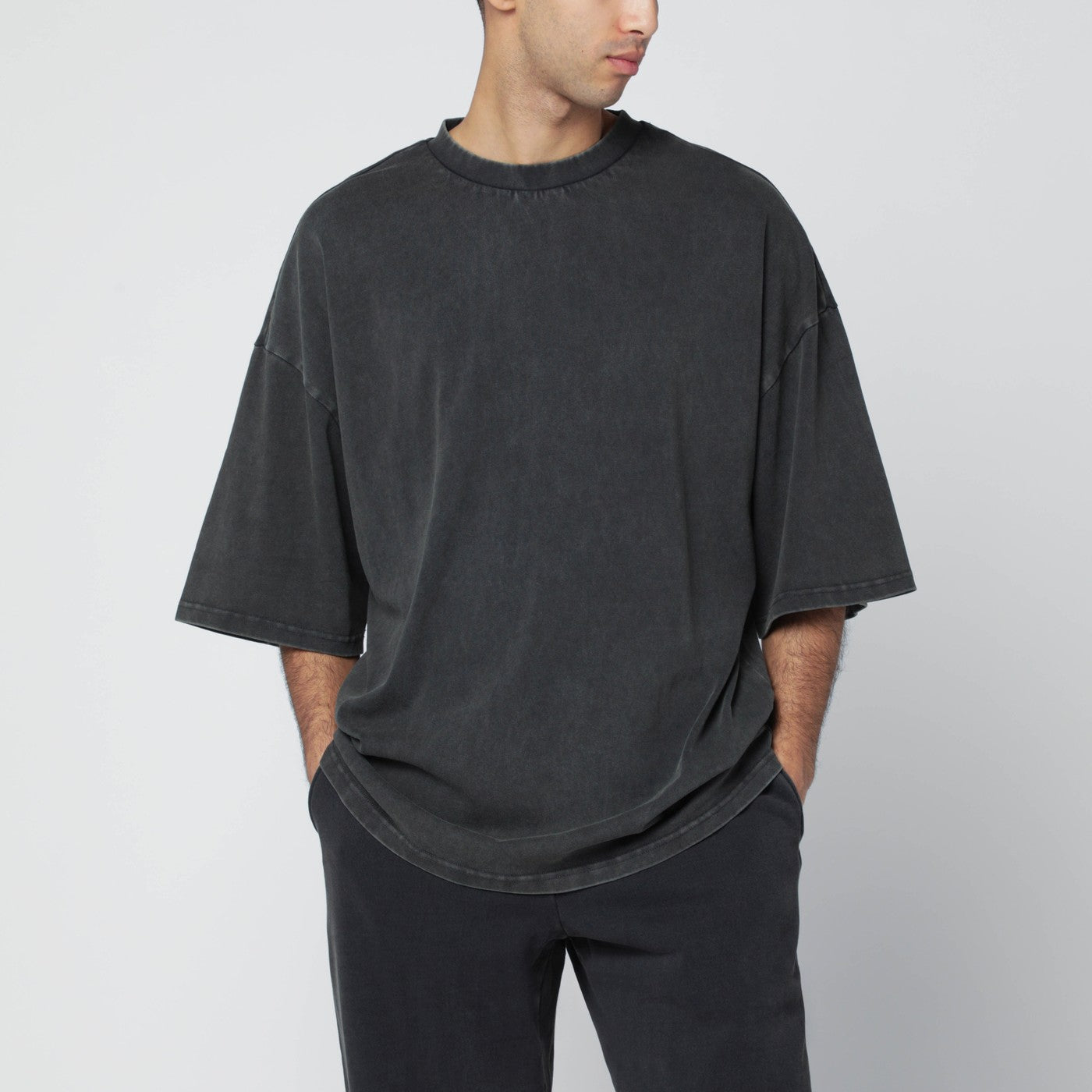 T-shirt boxy nera slavata