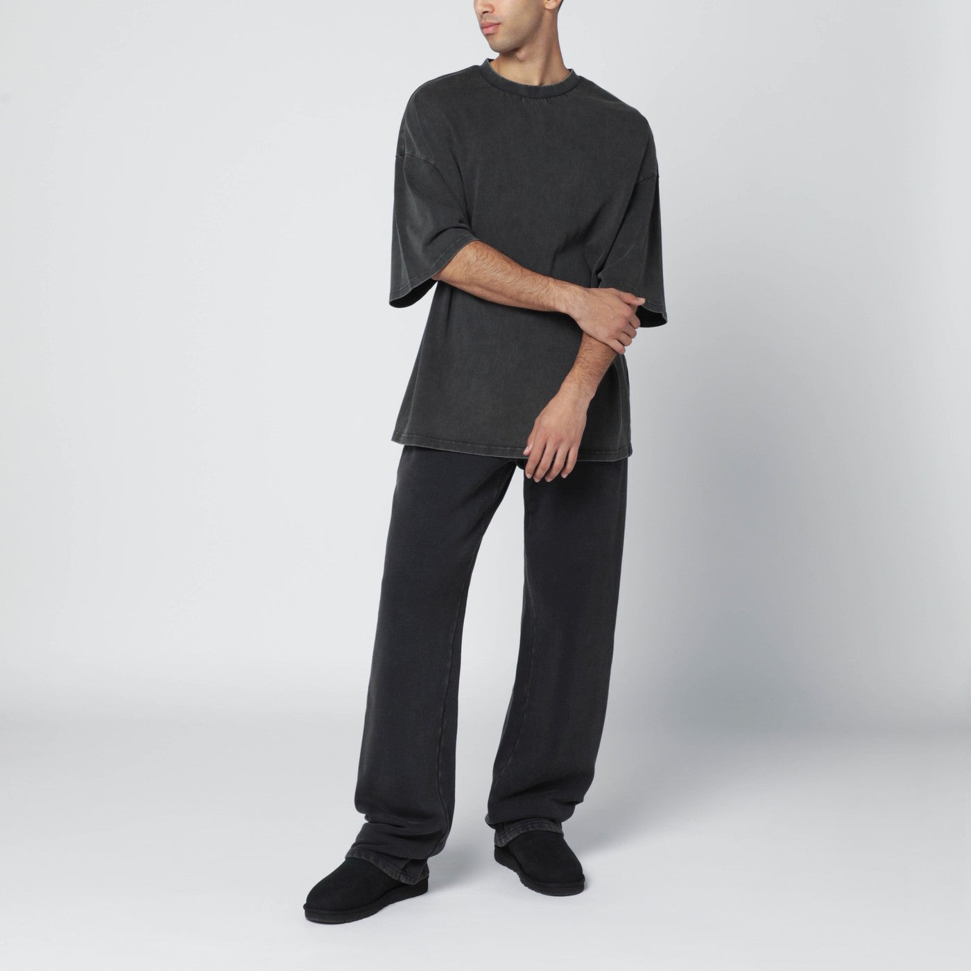 T-shirt boxy nera slavata