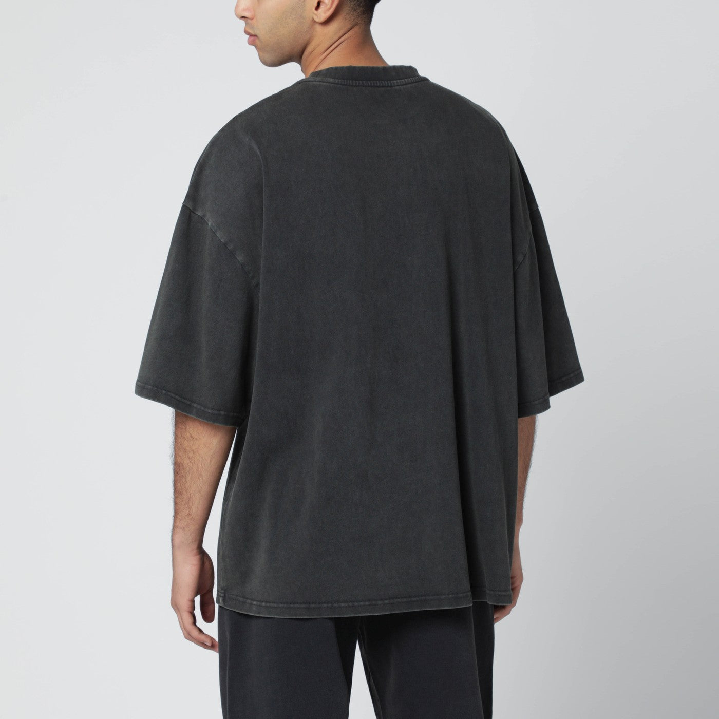 T-shirt boxy nera slavata