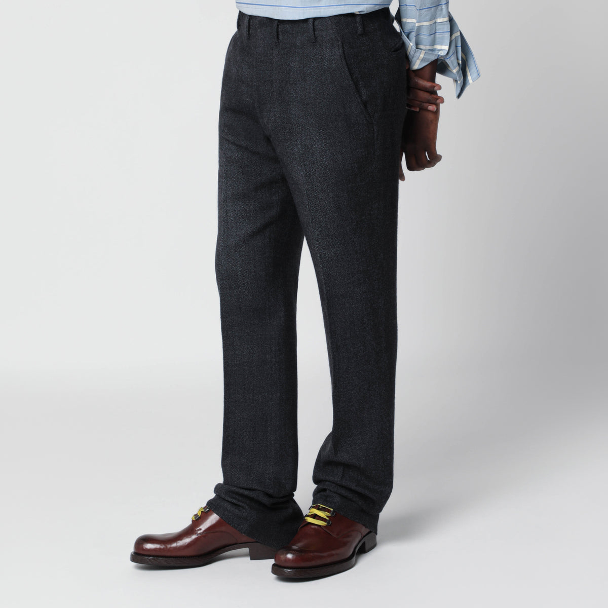 Schwarze Wollhose mit Chevron-Muster