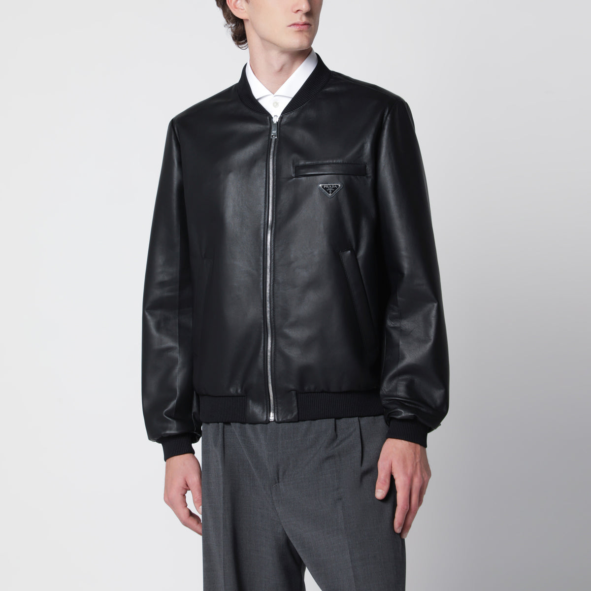 Bomber con zip nero in pelle