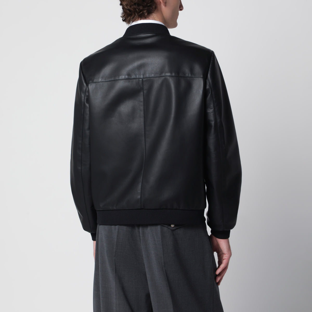 Bomber con zip nero in pelle
