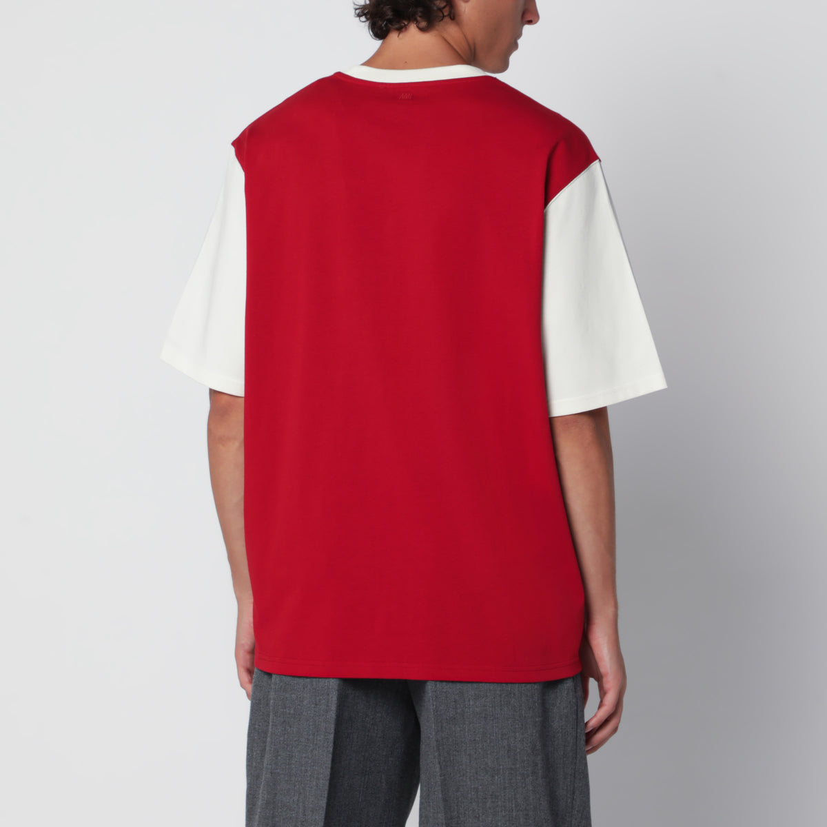 T-shirt rosso rubino con ricamo logo