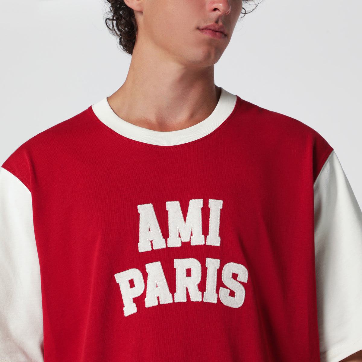 T-shirt rosso rubino con ricamo logo