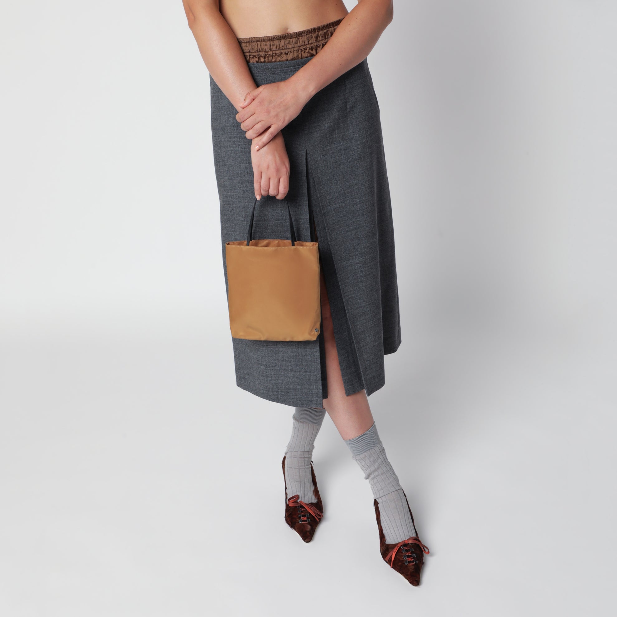 Petit sac cabas Thea en nylon satiné ocre foncé