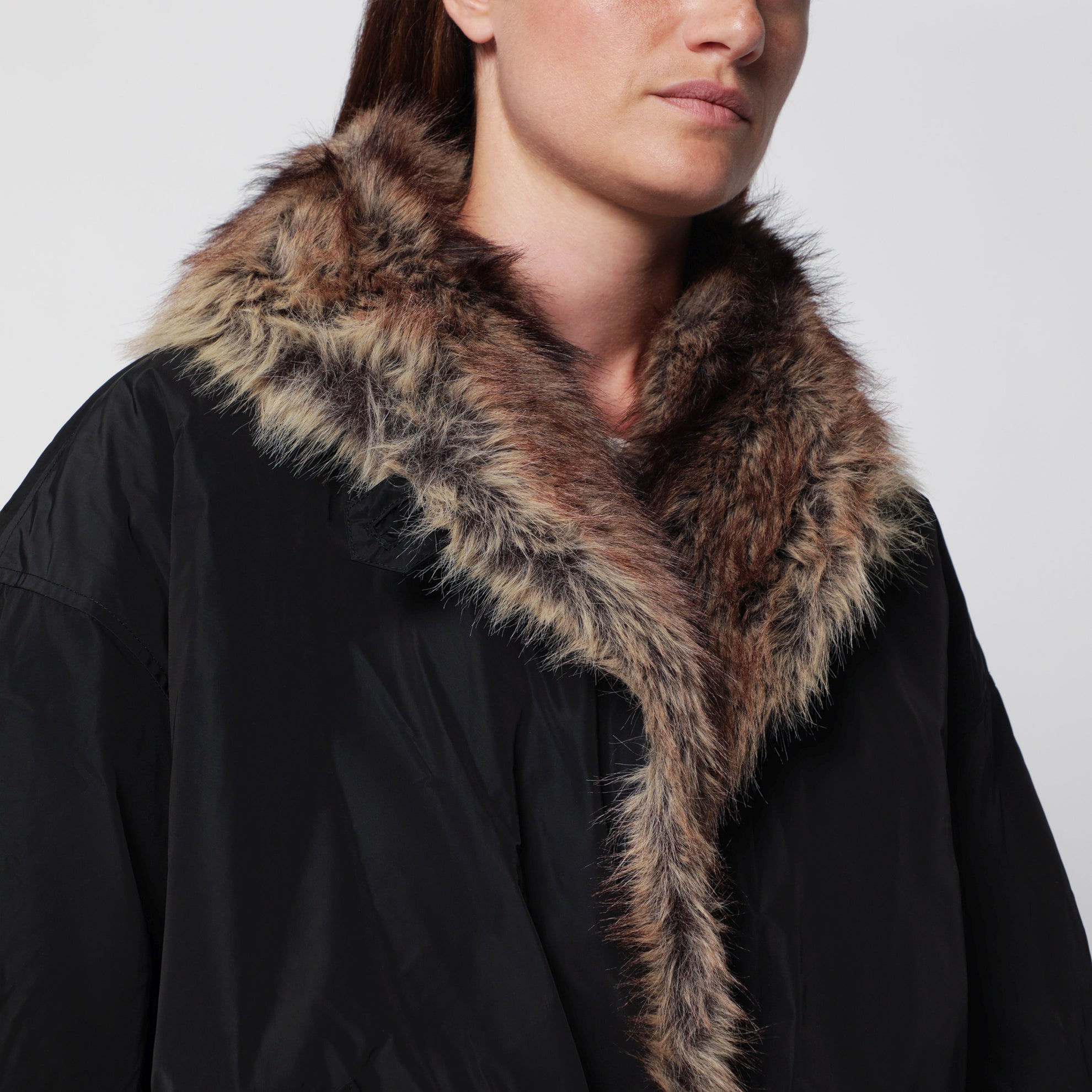 Schwarzer Charone-Kurzparka aus Polyester