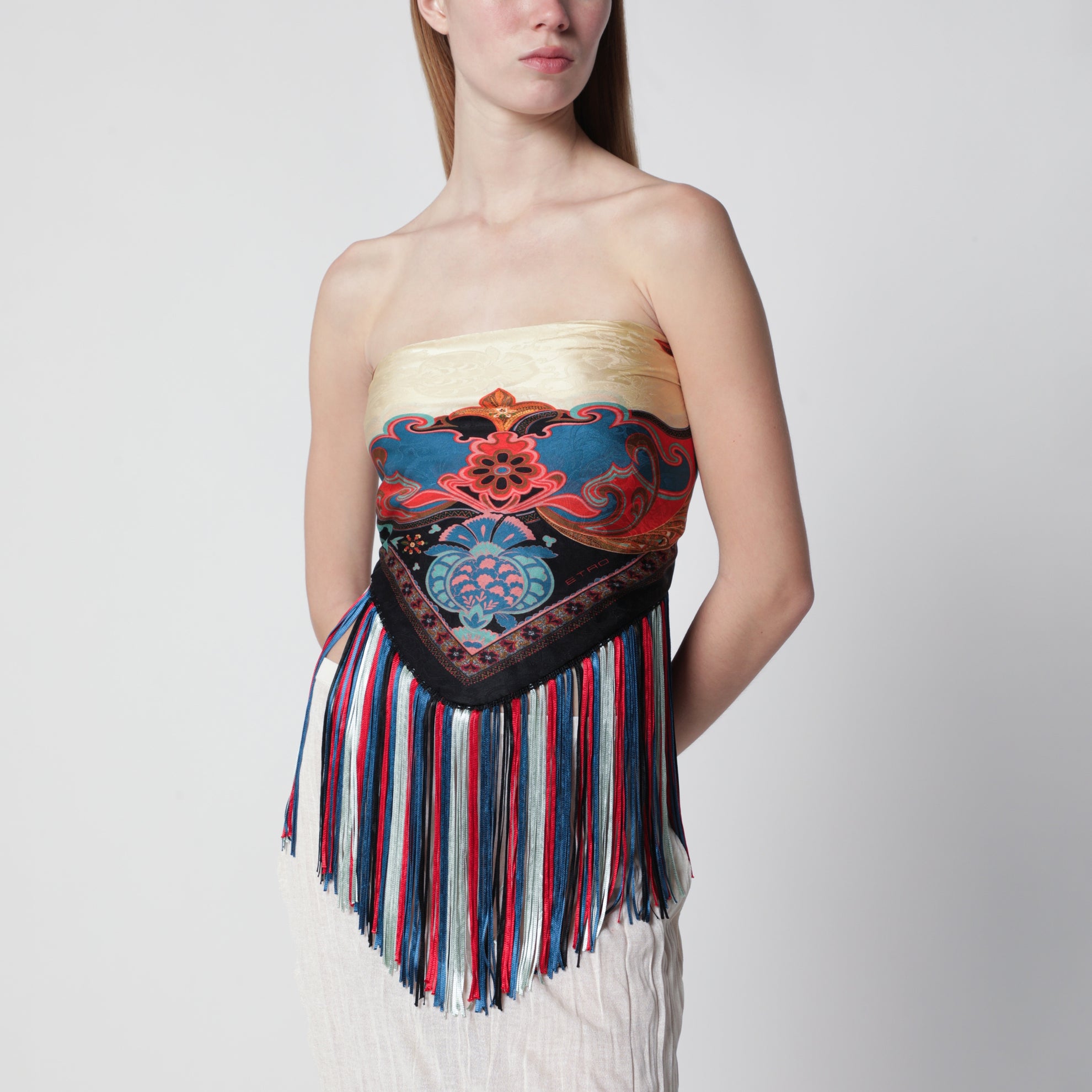 Foulard in jacquard di seta con frange