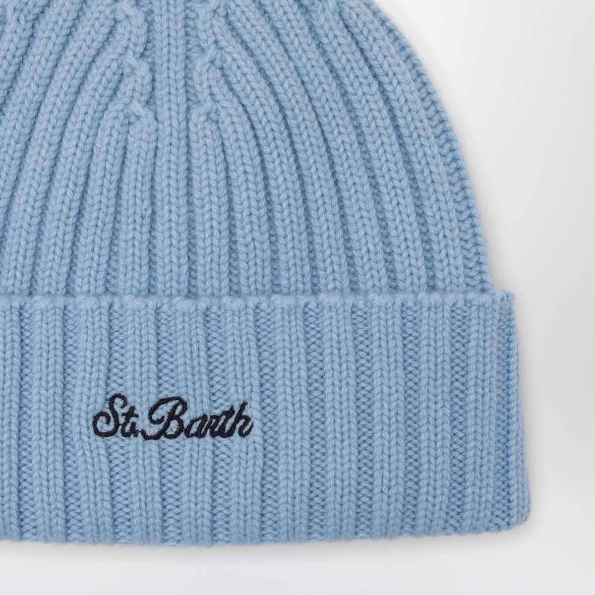 Berretto azzurro in lana con ricamo logo