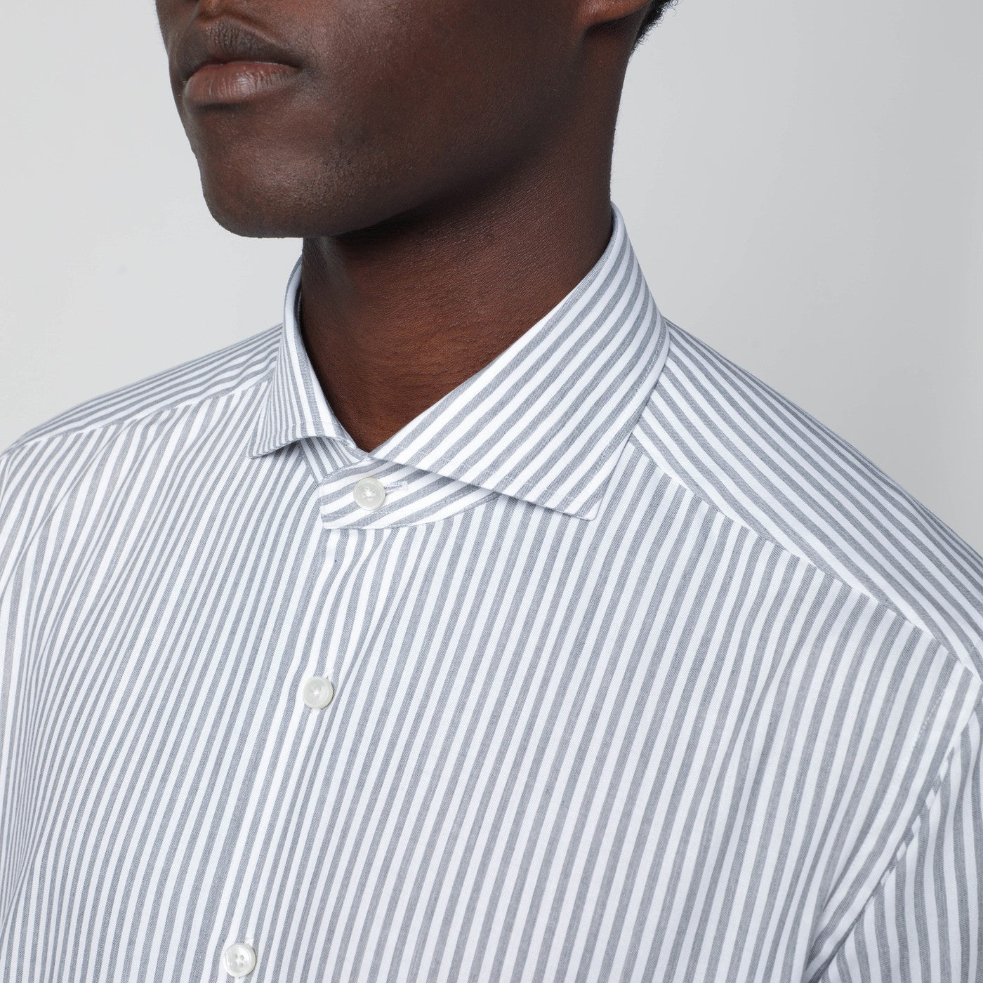 Weiße gestreifte Travel-Hemd Tailor Fit