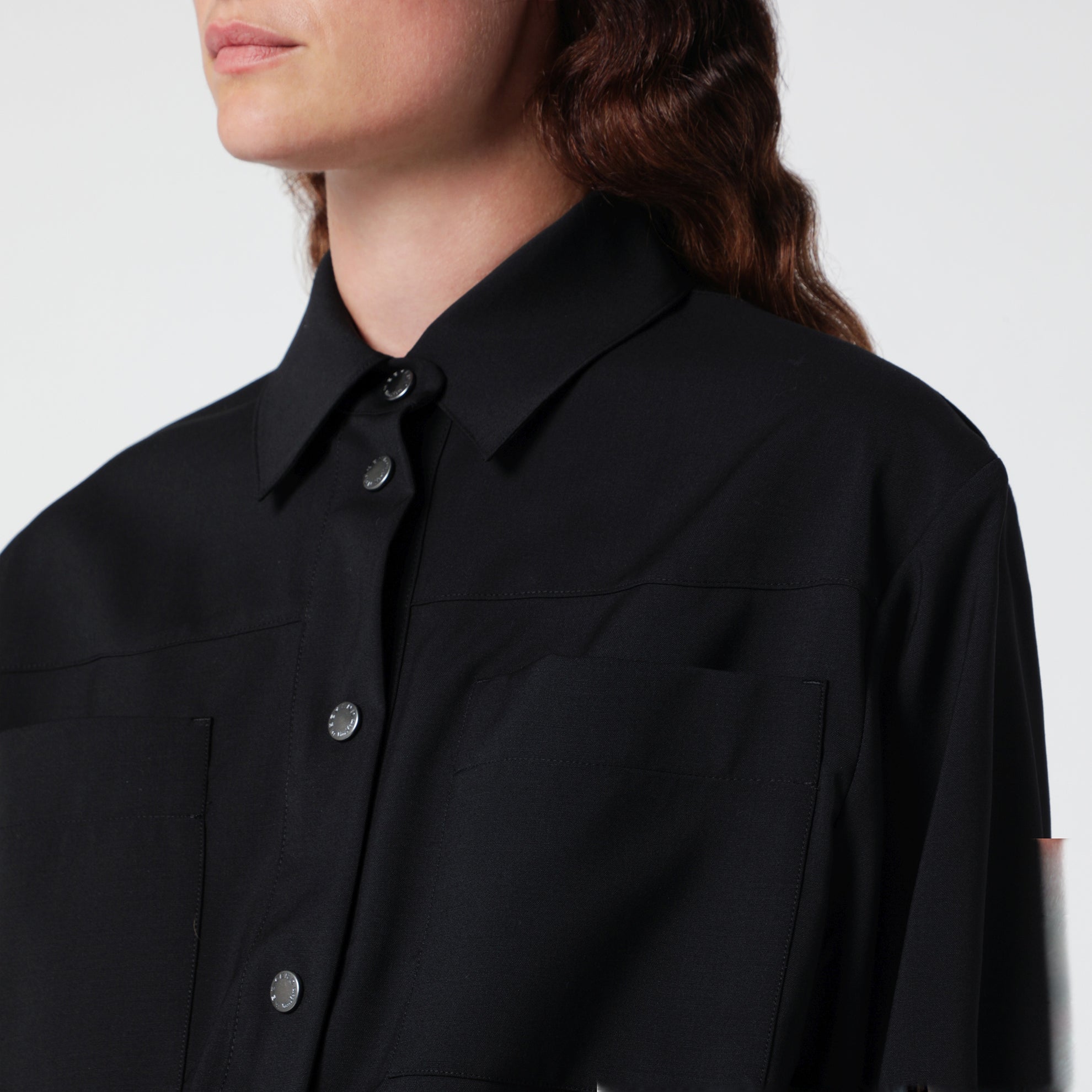 Veste courte noire en laine vierge