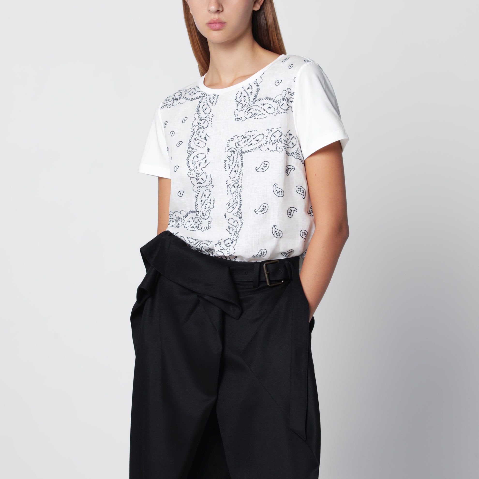 T-shirt blanc en lin brodé et jersey de coton stretch