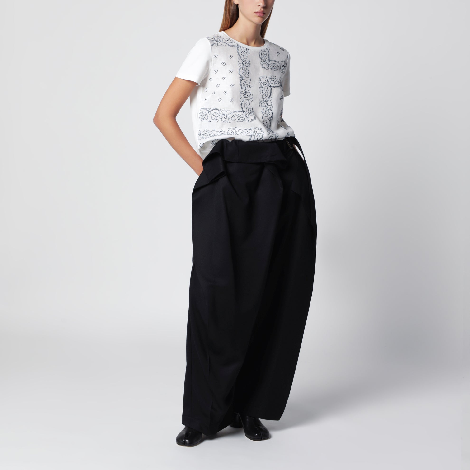 T-shirt blanc en lin brodé et jersey de coton stretch