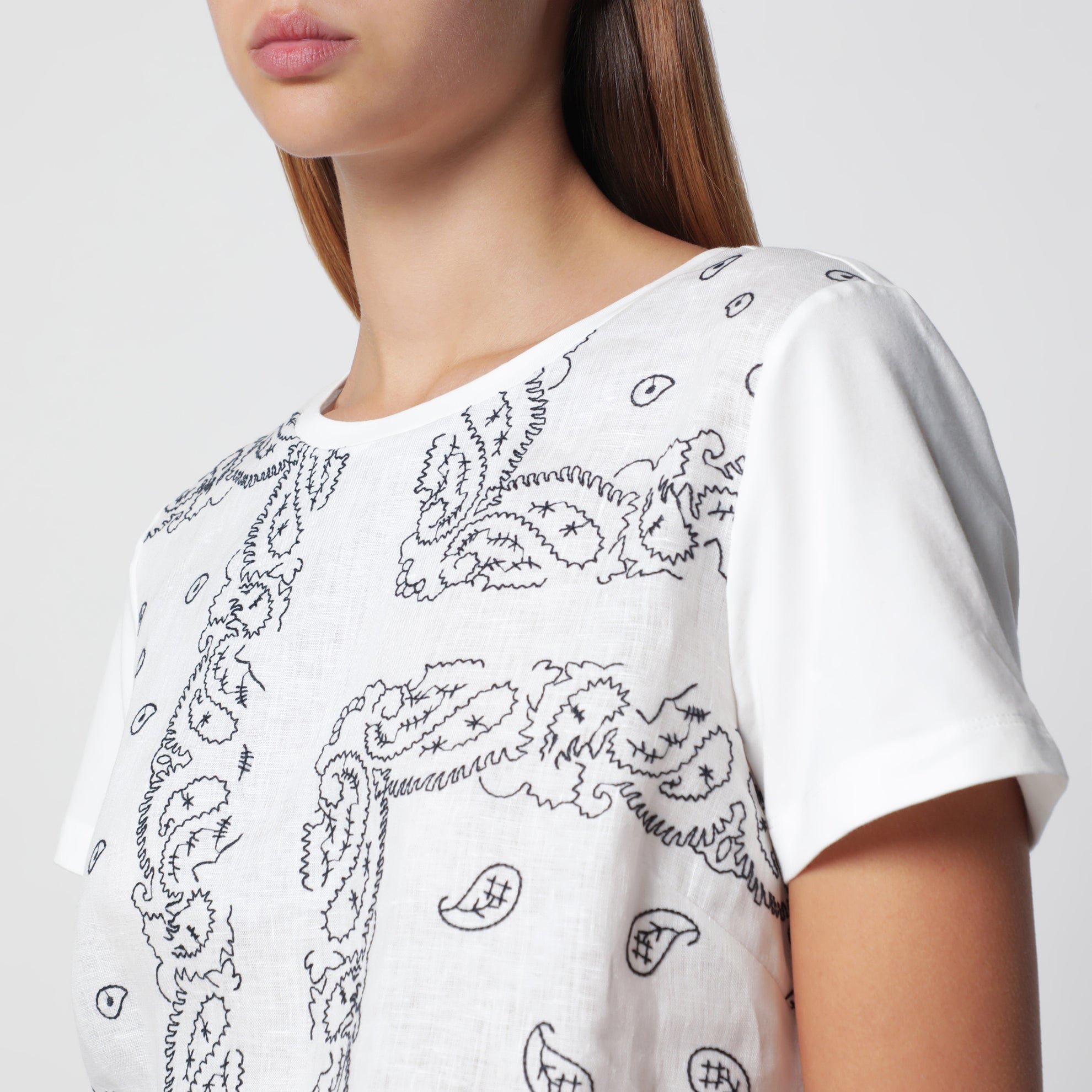 T-shirt blanc en lin brodé et jersey de coton stretch