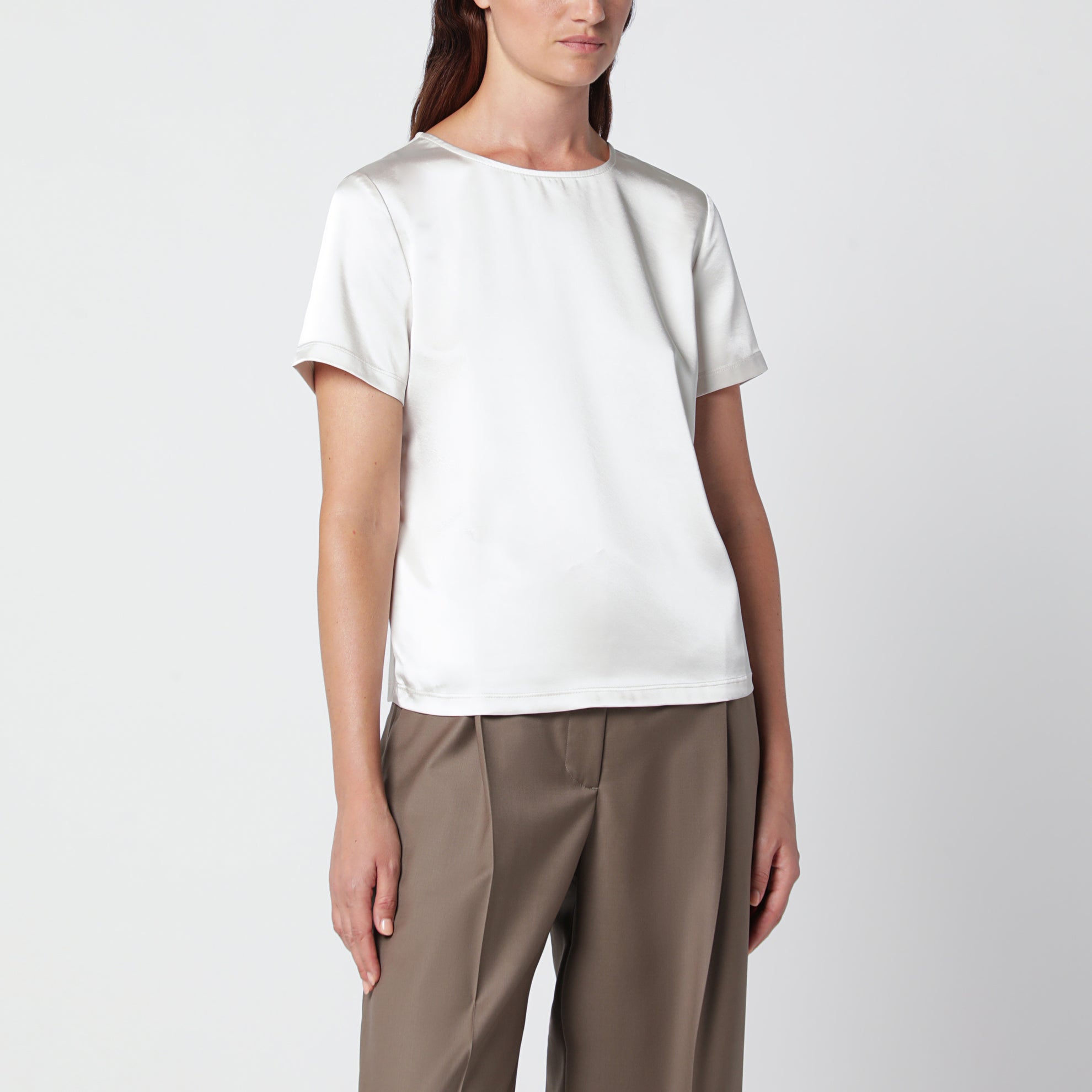 Cremefarbenes Satin-T-Shirt mit Rundhalsausschnitt