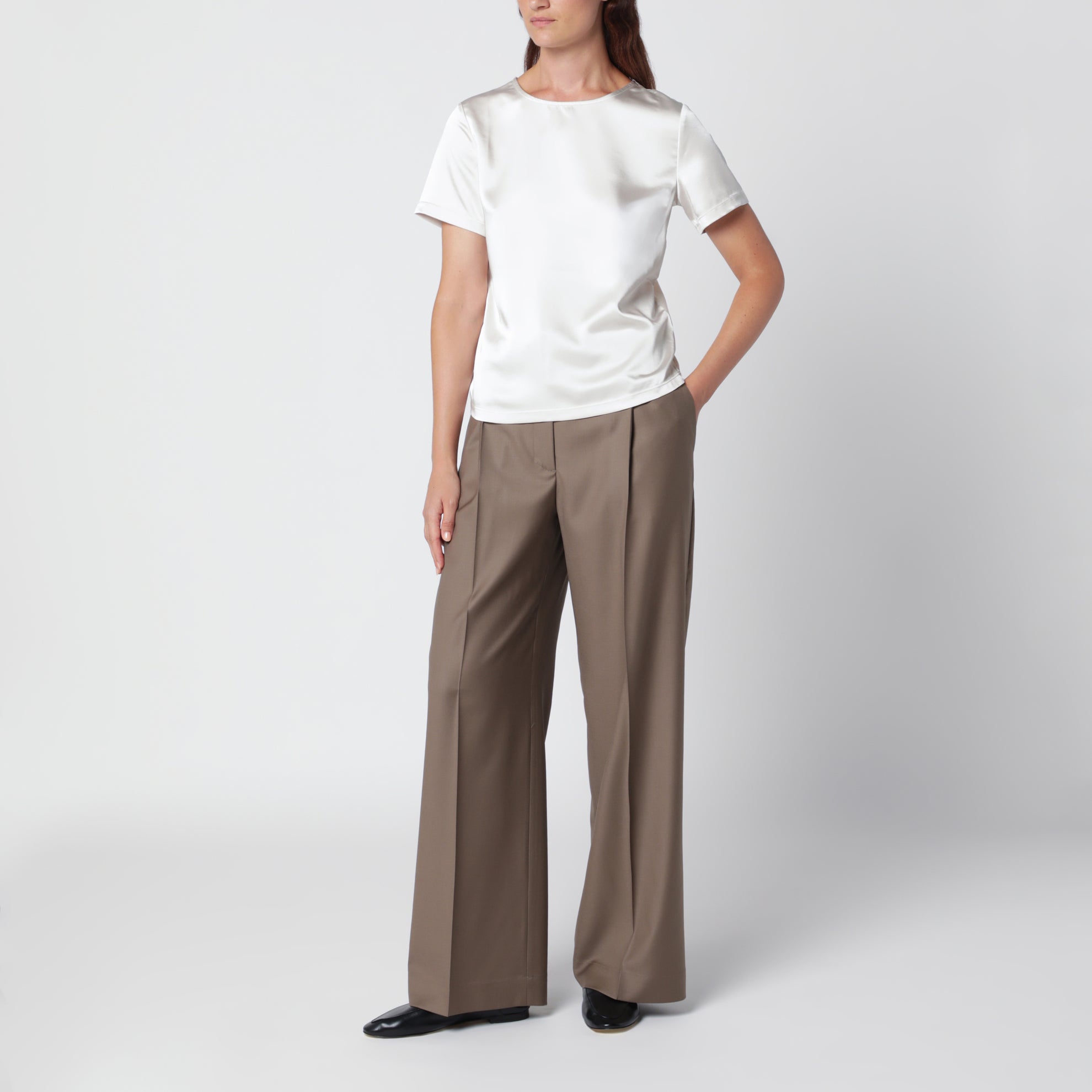 Cremefarbenes Satin-T-Shirt mit Rundhalsausschnitt