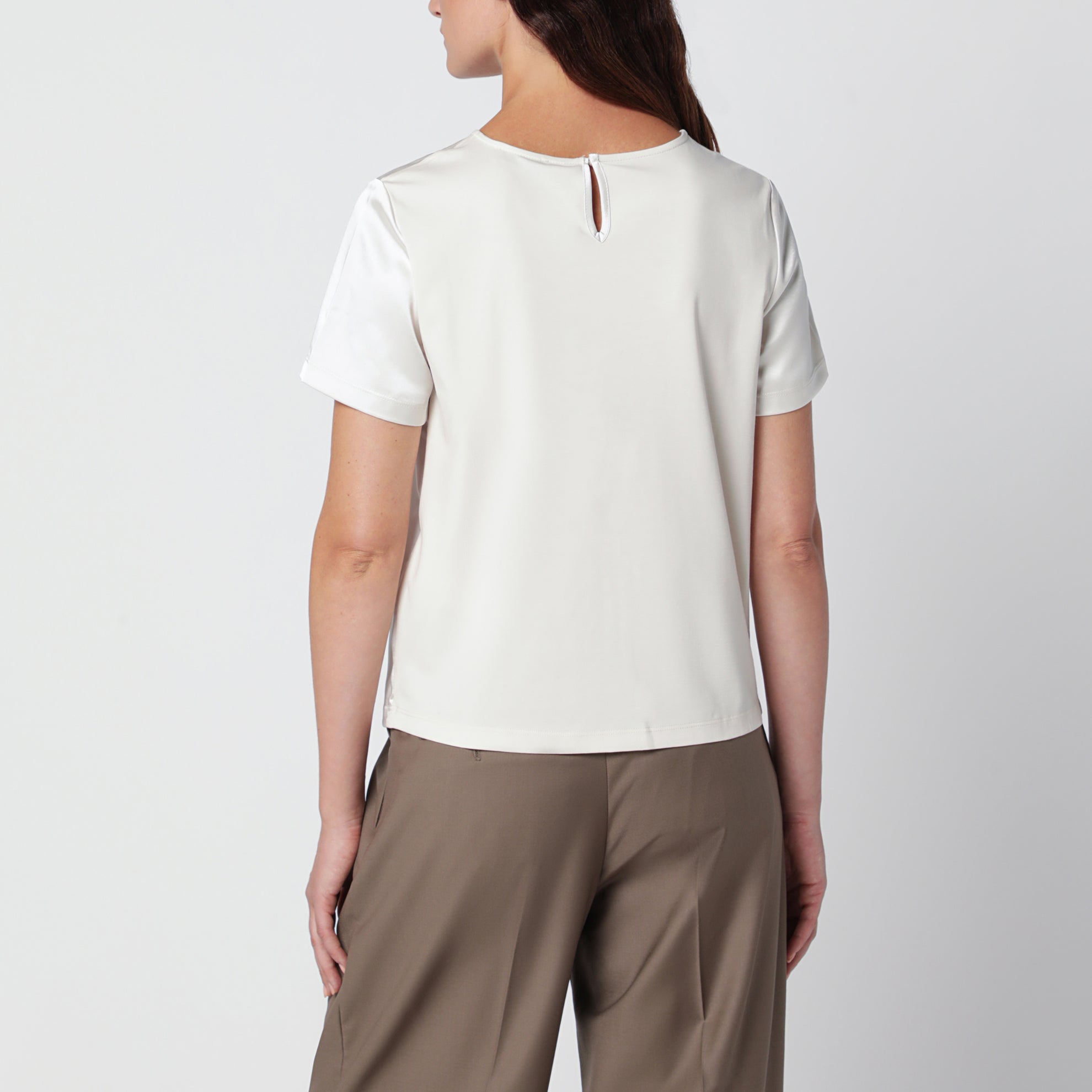 Cremefarbenes Satin-T-Shirt mit Rundhalsausschnitt