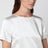 Cremefarbenes Satin-T-Shirt mit Rundhalsausschnitt