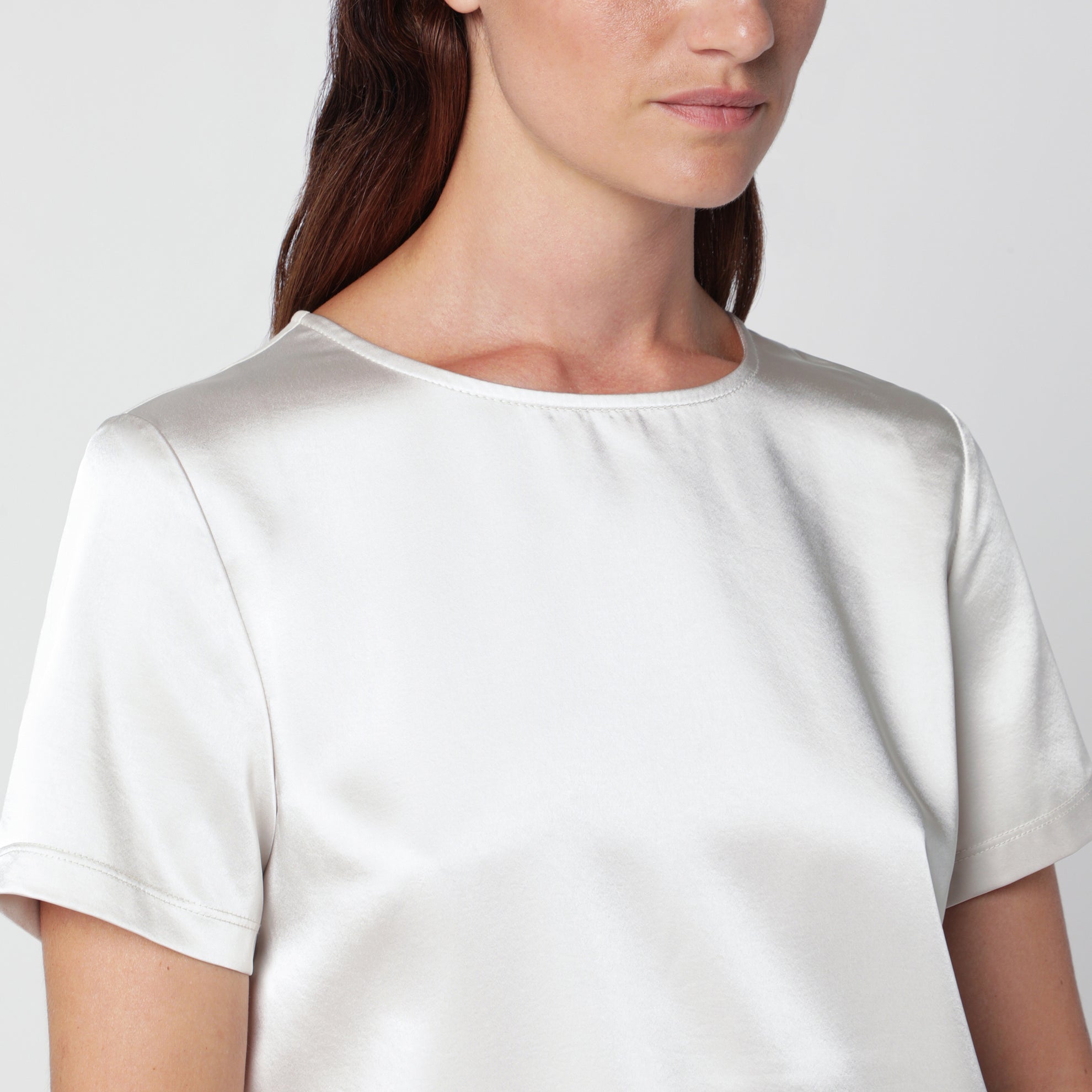 Cremefarbenes Satin-T-Shirt mit Rundhalsausschnitt