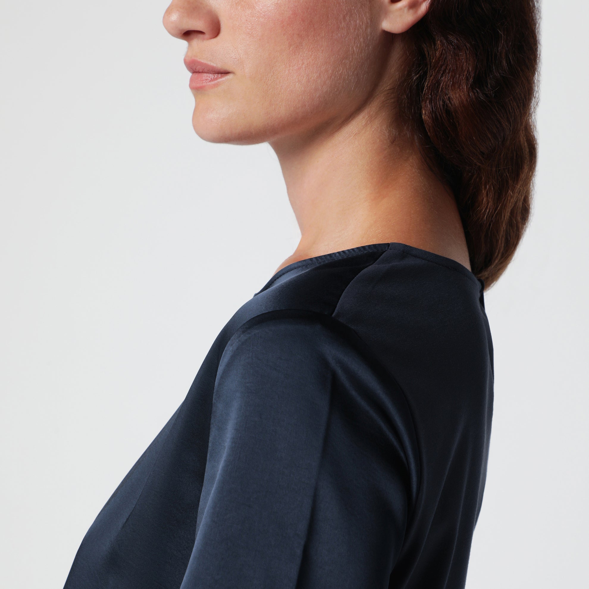 T-shirt bleu satiné à col rond