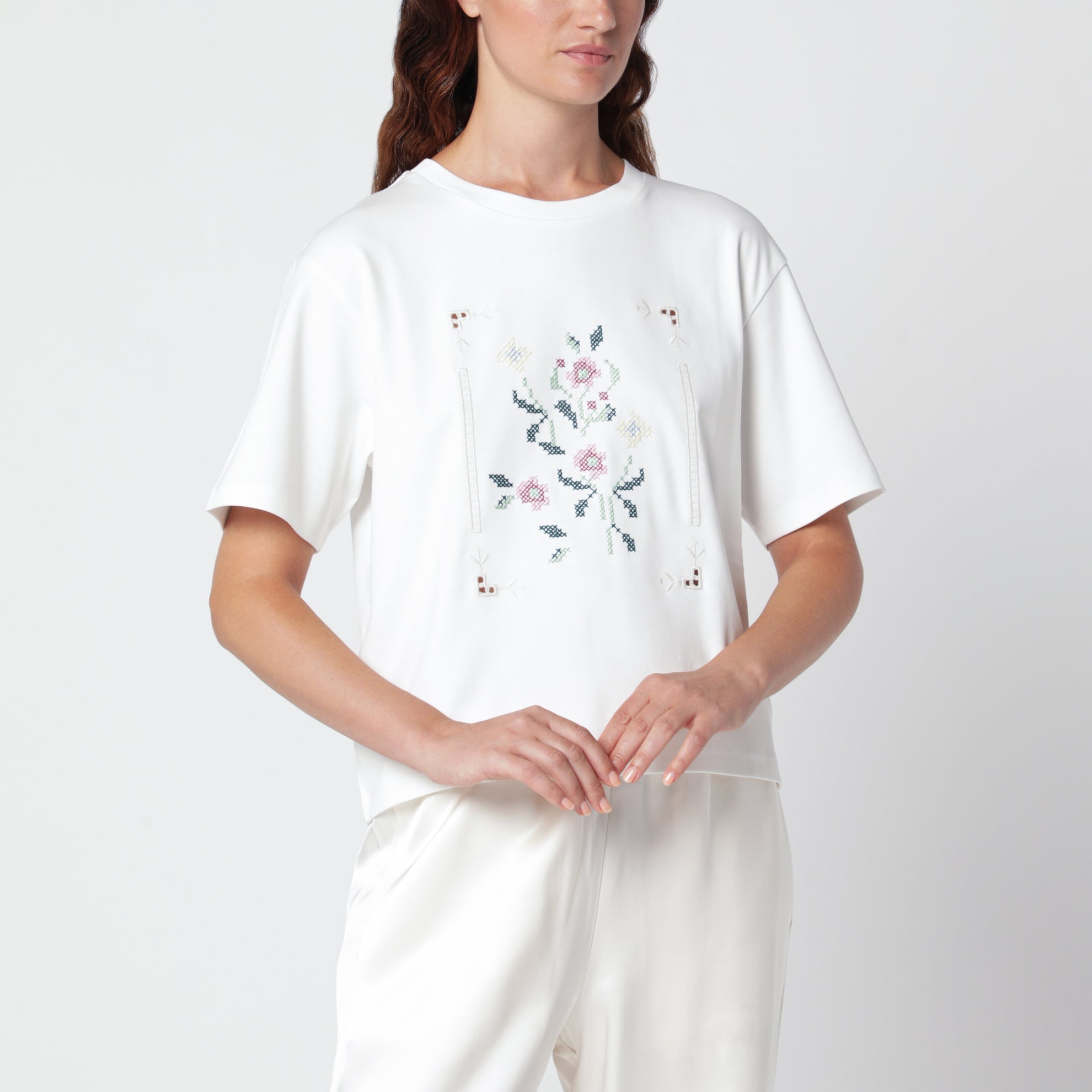 T-shirt blanc en coton avec broderie florale