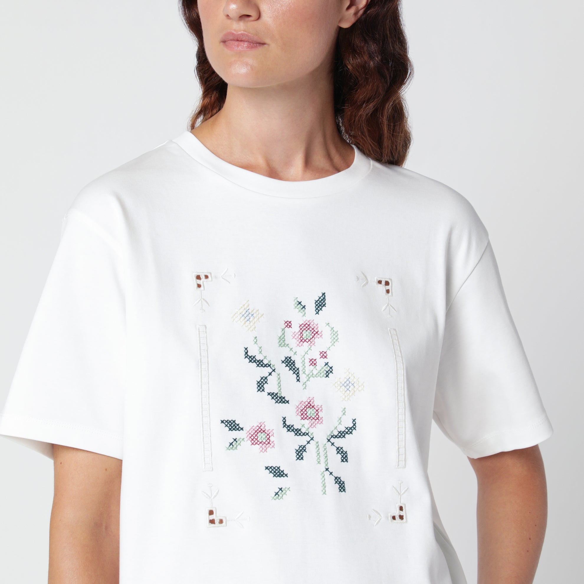 T-shirt blanc en coton avec broderie florale